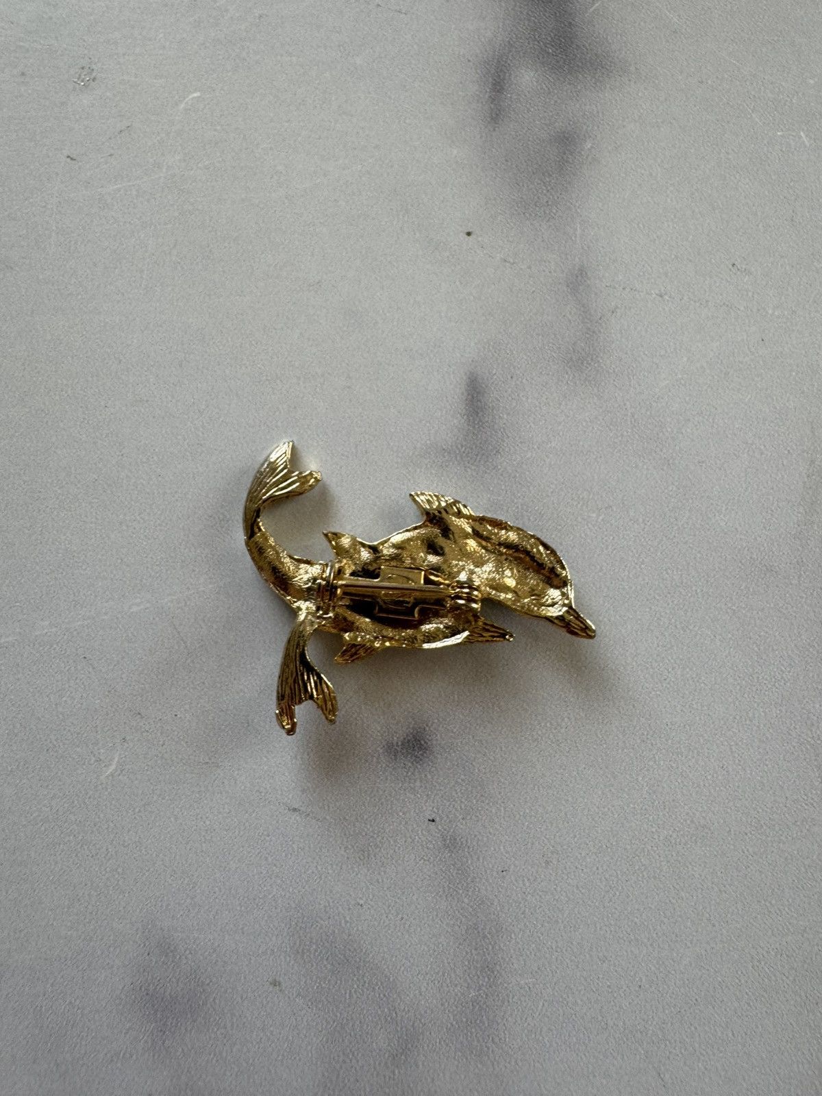 Vintage Vintage 90s pin brooch dolphin twin pair cream black gold Size ONE SIZE - 3 Thumbnail