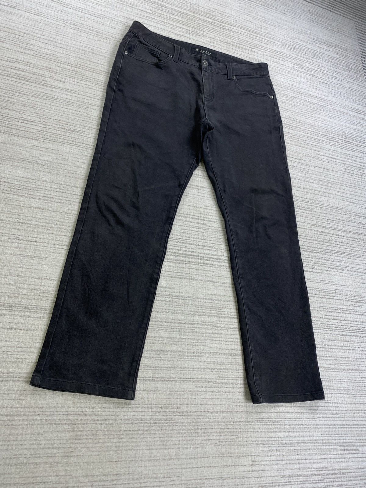 Guess × Japanese Brand × Vintage Vintage Guess Los Angeles Metal Logo All Black Denim Pants Size US 34 / EU 50 - 3 Thumbnail