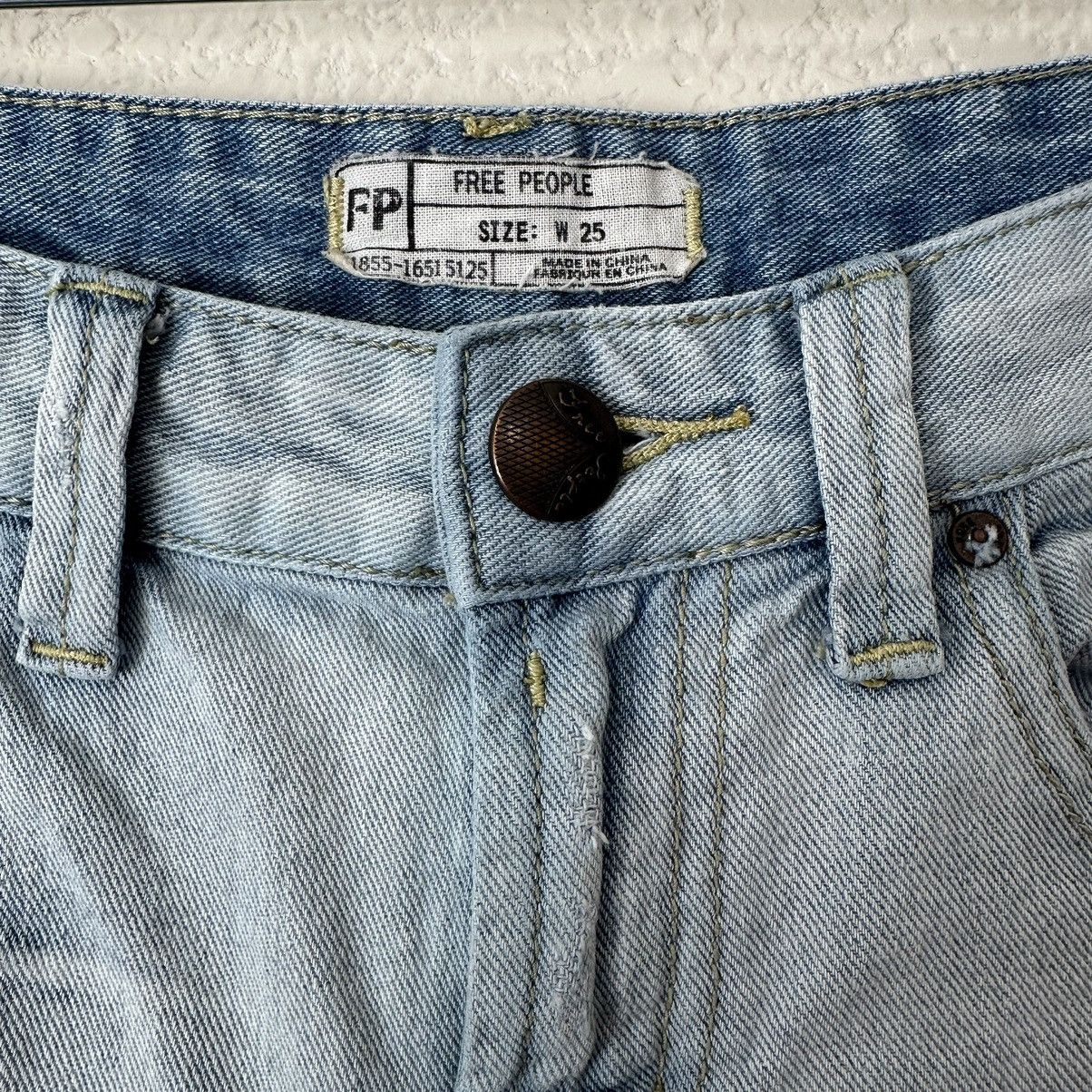 Free People Free People Boho Distressed Zip-Fly Denim Jean Shorts Size 25" / US 0 / IT 36 - 4 Thumbnail