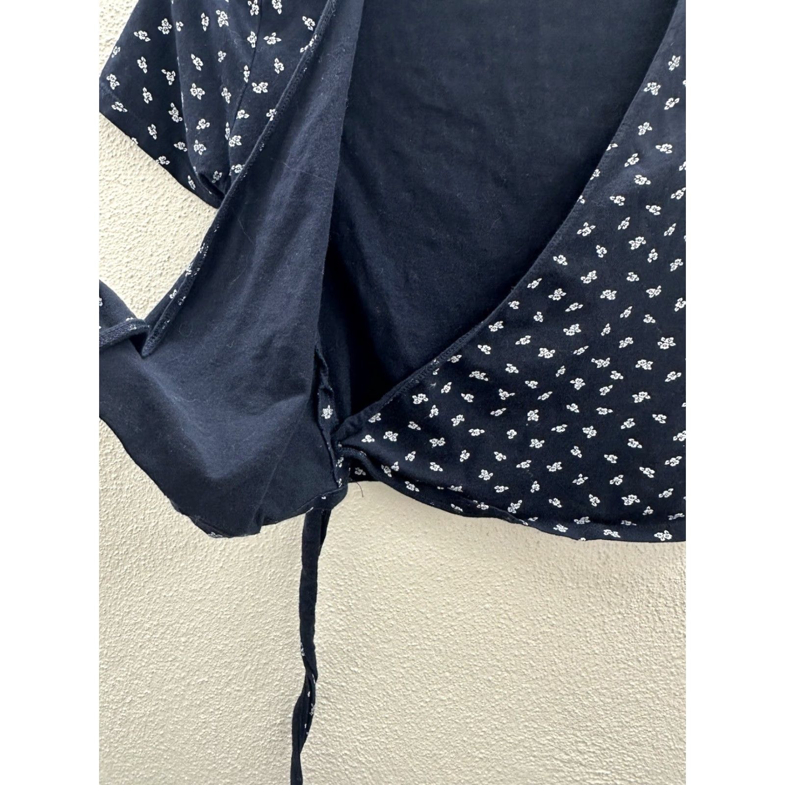 Brandy Melville Brandy Melville Womens Shirt Blue Floral Short Sleeve Cropped Crossover Wrap Tie Shirt Women Cropped Floral Short Sleeve Tie Size ONE SIZE - 6 Thumbnail