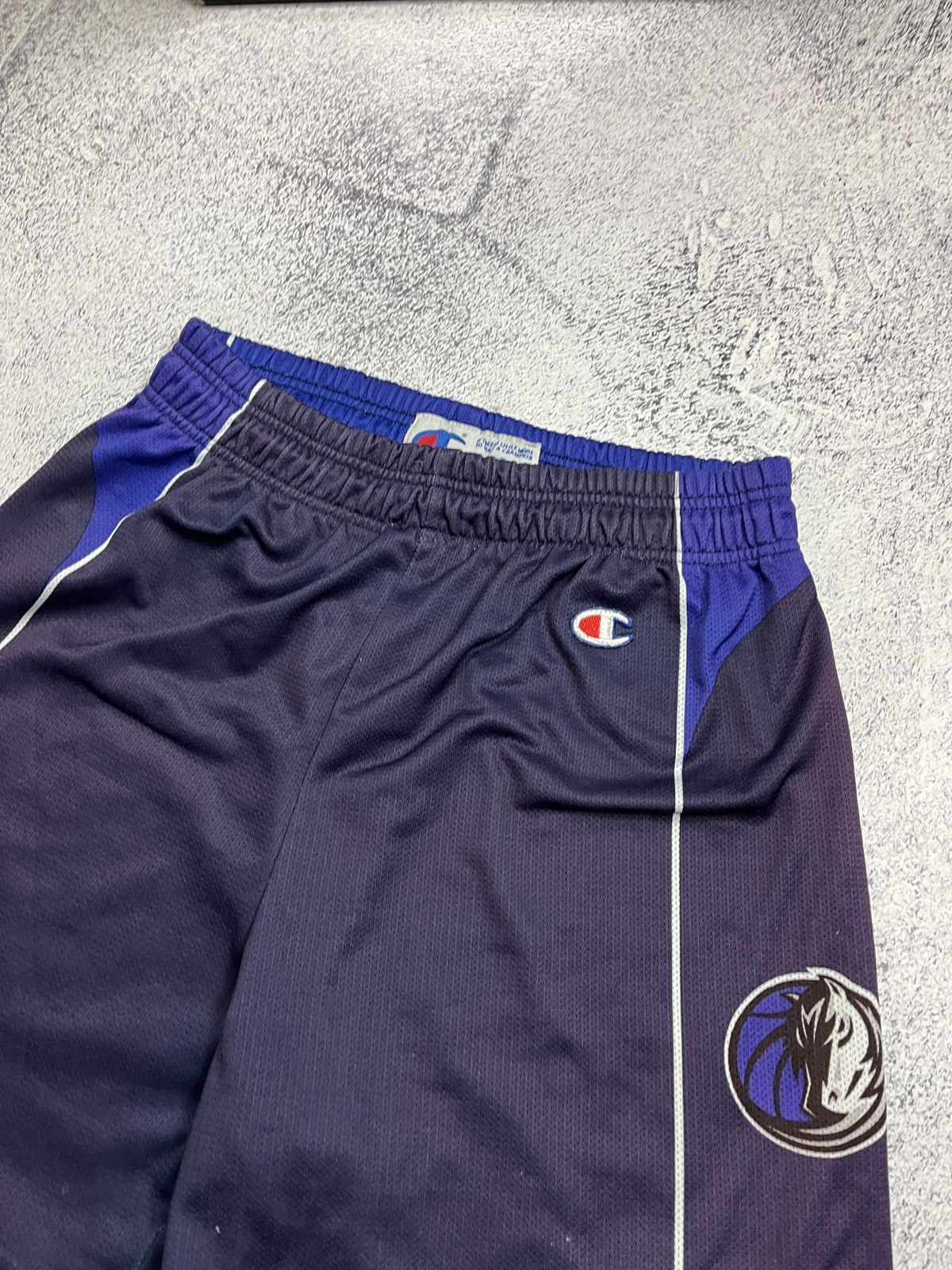 Champion × NBA × Vintage Vintage Dallas Mavericks 2004-10 Champion NBA Shorts Away Size US 32 / EU 48 - 4 Thumbnail