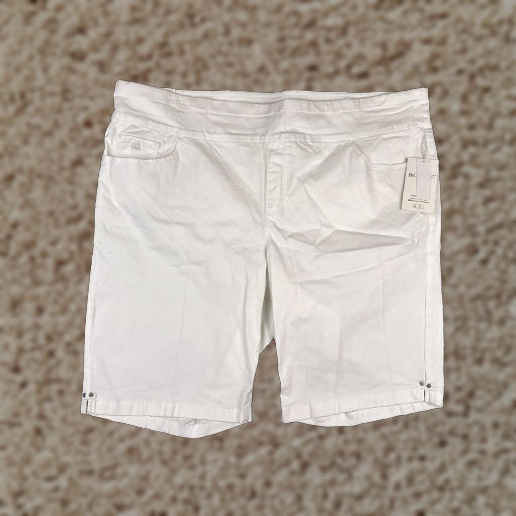 Gloria Vanderbilt VINTAGE Gloria Vanderbilt Shorts Womens Bermuda Pull On White 24W Cotton Denim 11 in 48 in Regular 5-Pocket Spring Summer Women Size 42" / US 20 - 1 Thumbnail