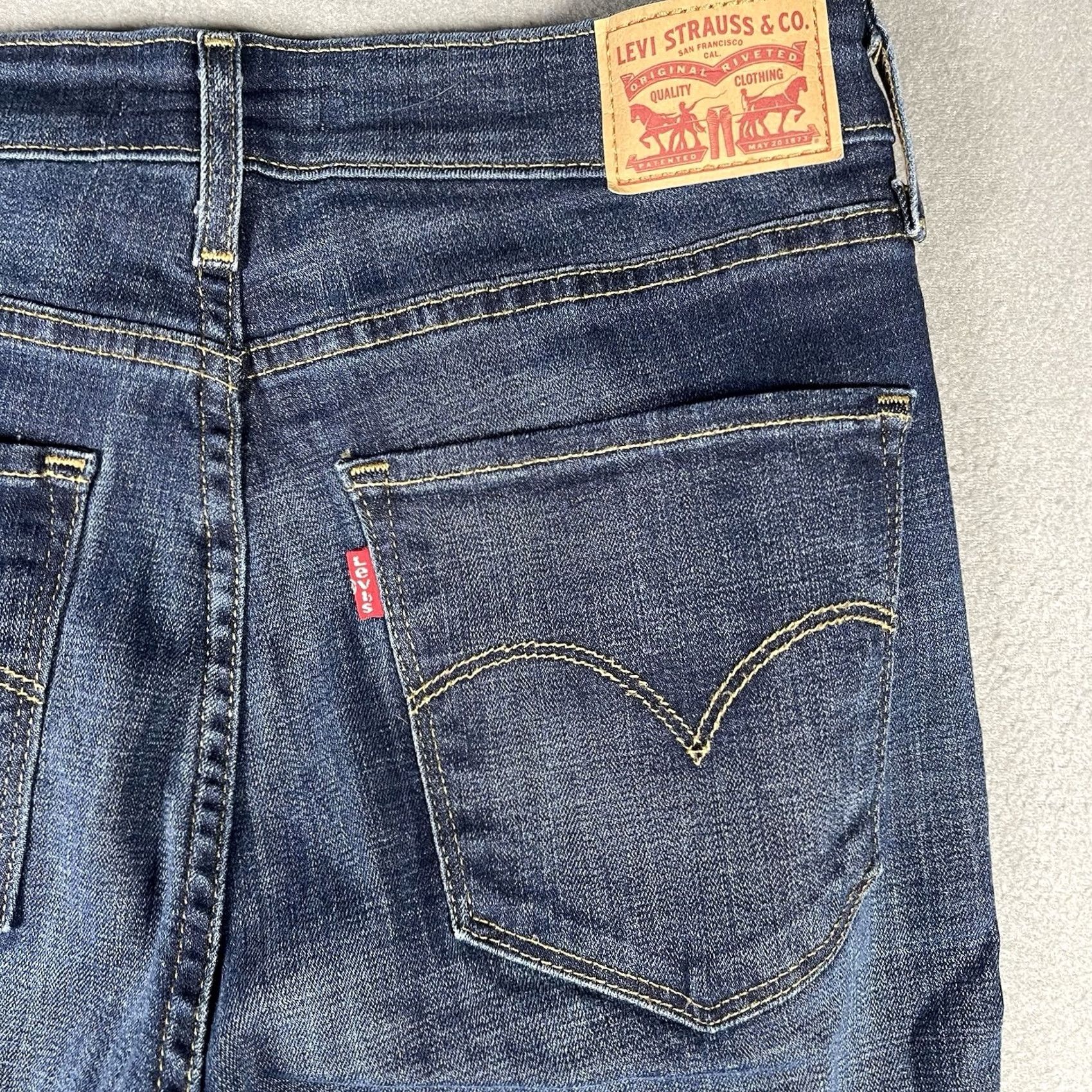 Levi's Levi’s 721 Jeans Woman Skinny High Rise Medium Wash Blue 31 x 30 Denim Jeans Women Mens Girls Size 24" / US 00 / IT 34 - 4 Thumbnail