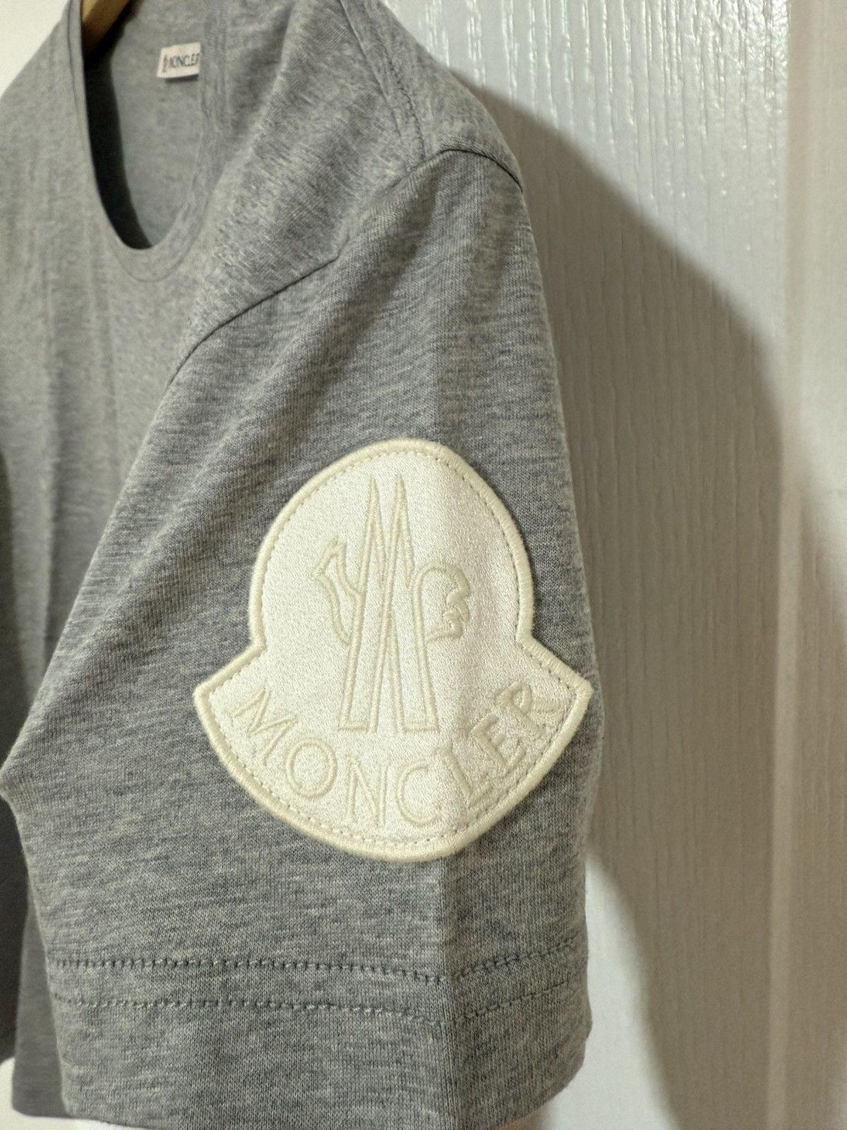 Moncler Brand new Moncler grey logo tshirt size small Size S / US 4 / IT 40 - 3 Thumbnail