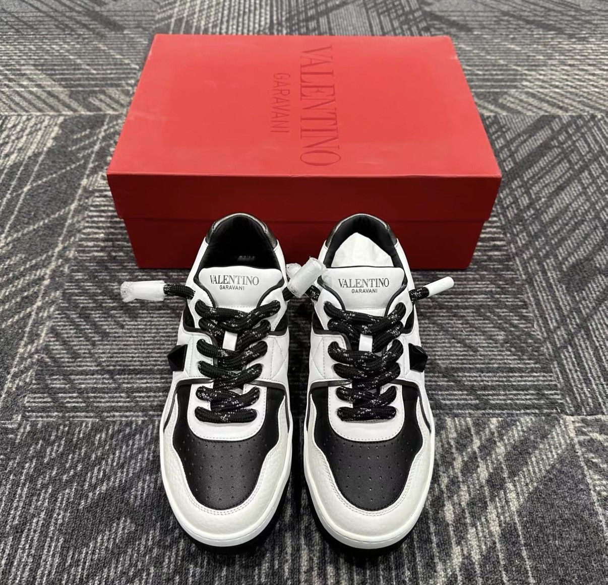 Valentino Valentino One Stud Leather Black & White Panda Sneakers J42 Size US 7 / EU 40 - 2 Thumbnail