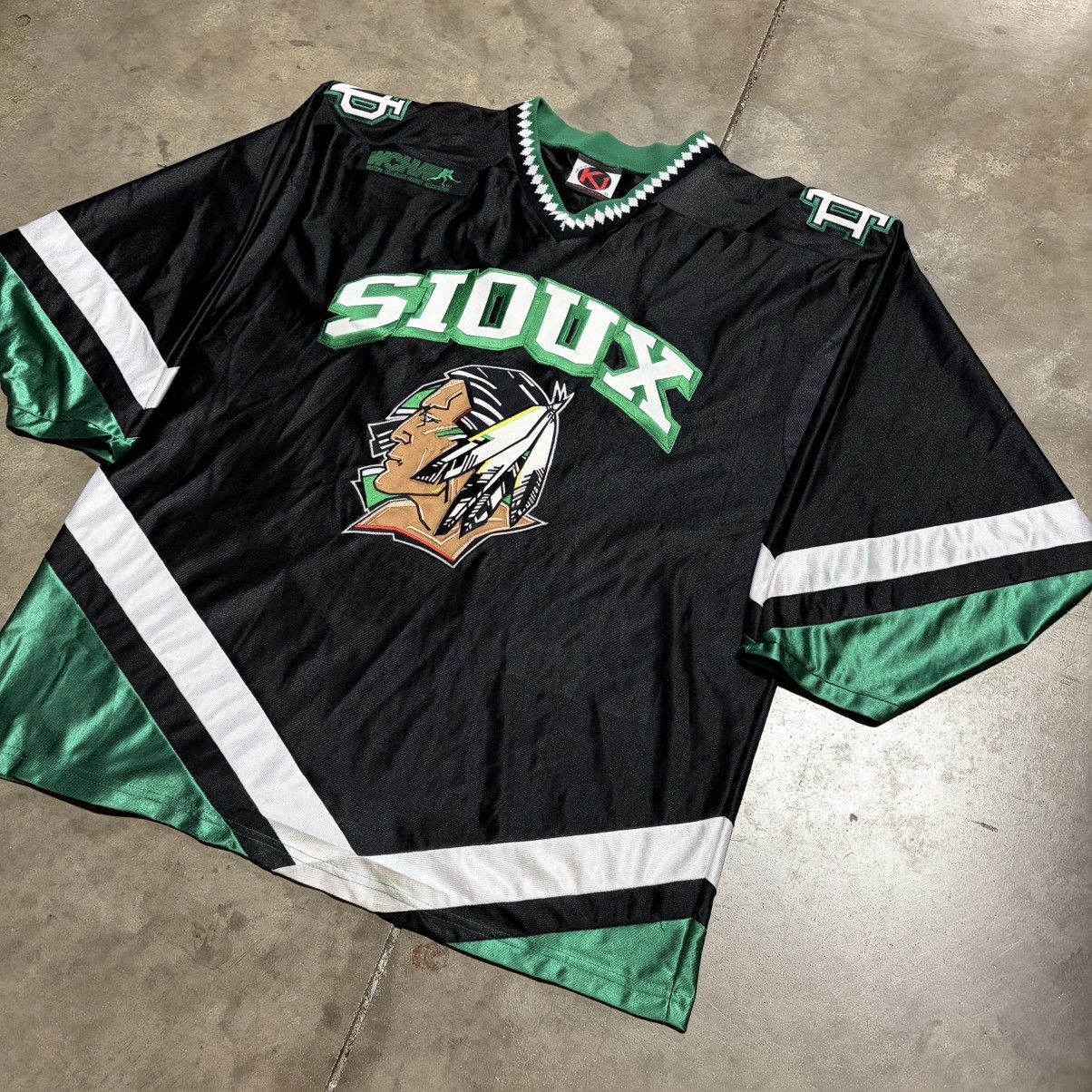 NCAA Vintage North Dakota Fighting Sioux Hockey Jersey Stafford Size US XL / EU 56 / 4 - 2 Thumbnail
