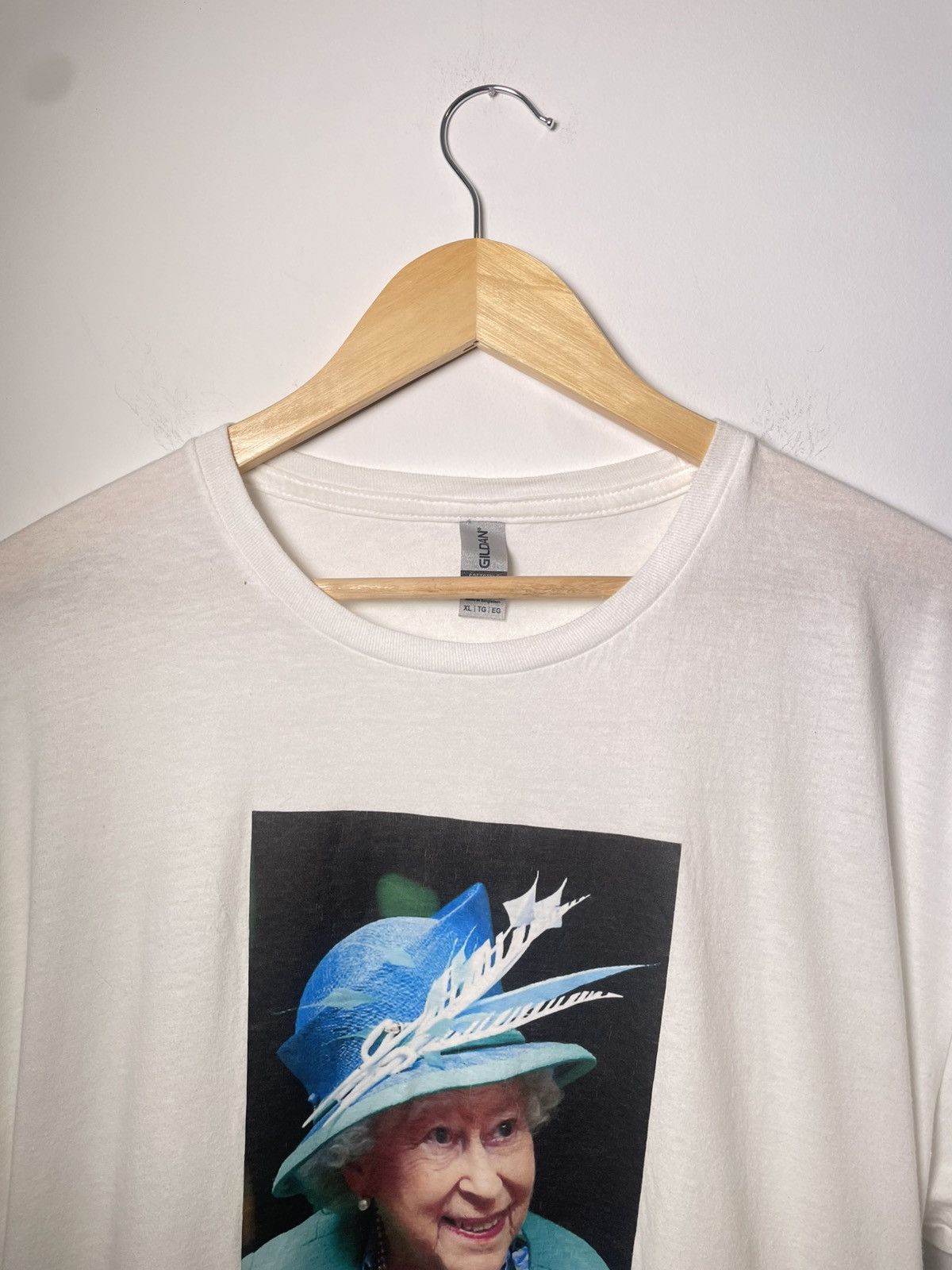 Gildan Queen Elizabeth II Graphic Tee - Gildan Softstyle - XL Size US XL / EU 56 / 4 - 5 Thumbnail