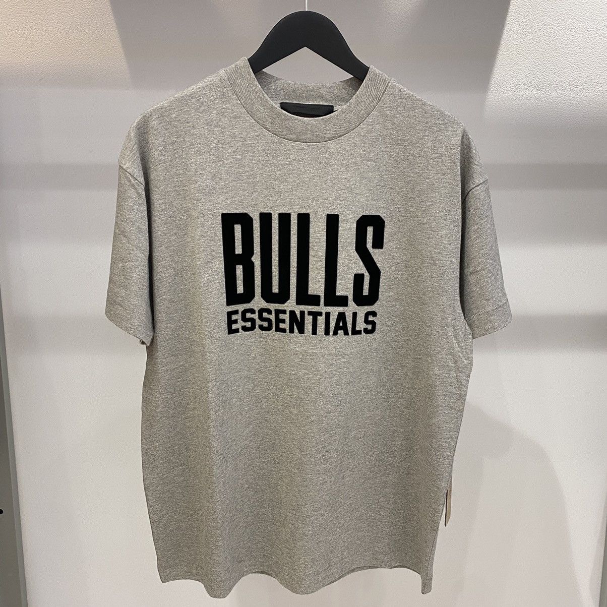 Essentials × NBA Fear of God Essentials x NBA Bulls Tee Warm Heather Size US XS / EU 42 / 0 - 1 Thumbnail