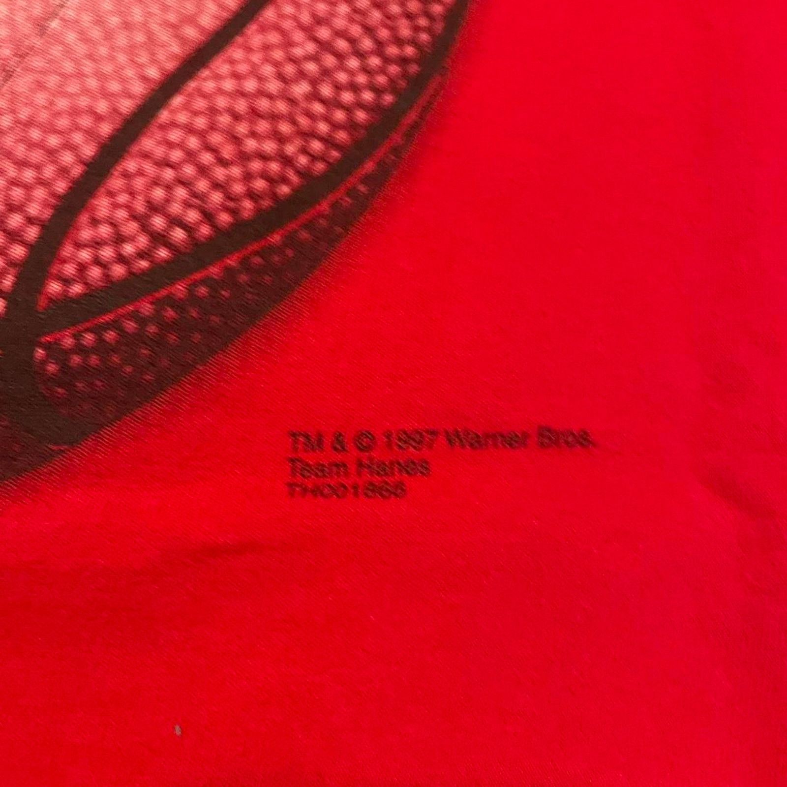 Vintage 1997 warner bros looney tunes Chicago Bulls tee Size US L / EU 52-54 / 3 - 3 Thumbnail