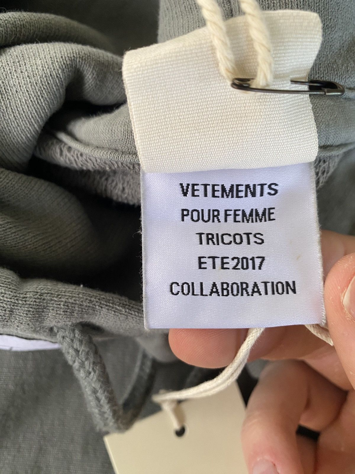 Champion × Vetements VETEMENTS SS17 - Gray Champion Shoulder Cutout Hoodie Size US XS / EU 42 / 0 - 7 Thumbnail