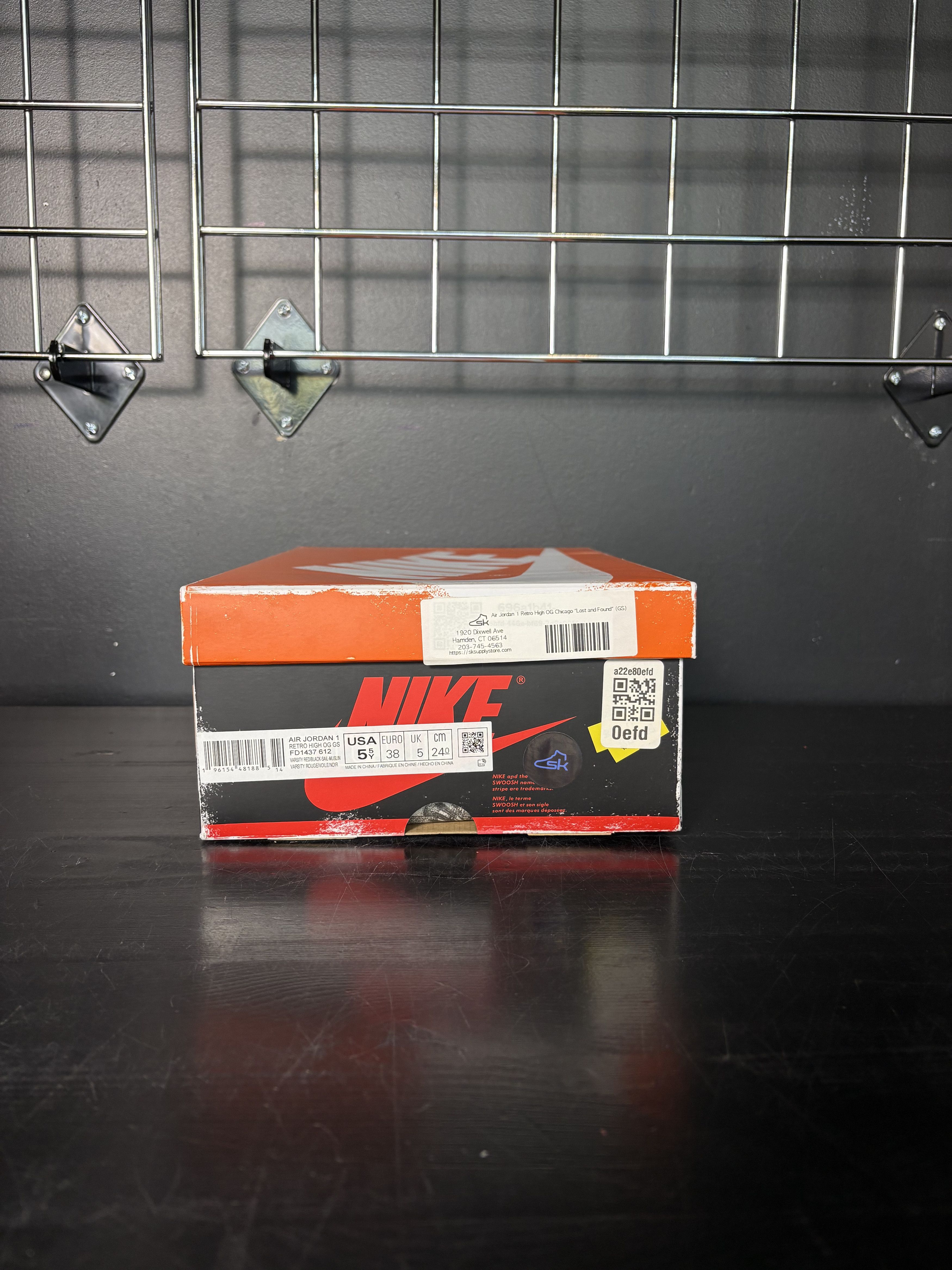 Jordan Brand Air Jordan 1 Retro High OG Chicago "Lost and Found" (GS) Size US 5.5 / EU 38 - 7 Thumbnail