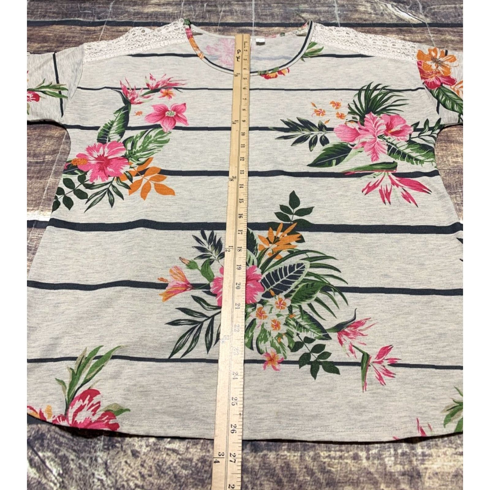 Vintage Est 1946 Woman’s Short Sleeve Top Shirt Size Large Floral Stripes Cream Green Womens Size L / US 10 / IT 46 - 7 Thumbnail