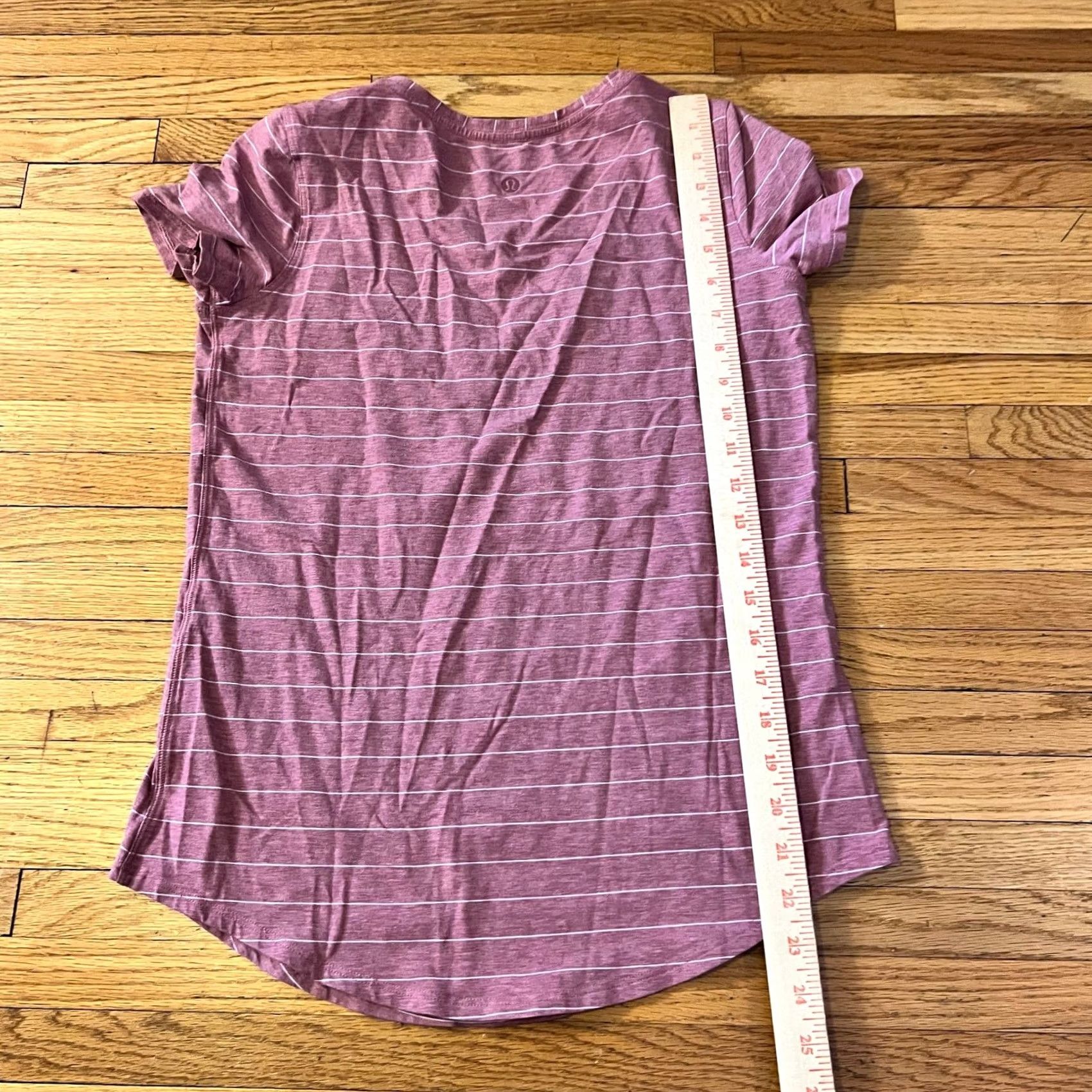 Lululemon Lululemon Shirt Womens Small Pink Striped V Neck Short Sleeve Performance T-Shirt Womens S pink V Neck Striped Short Sleeve Performance Size S / US 4 / IT 40 - 6 Thumbnail