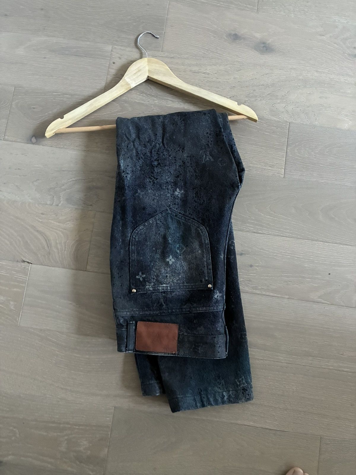 Louis Vuitton Louis Vuitton spray paint denim Size US 29 - 1 Thumbnail
