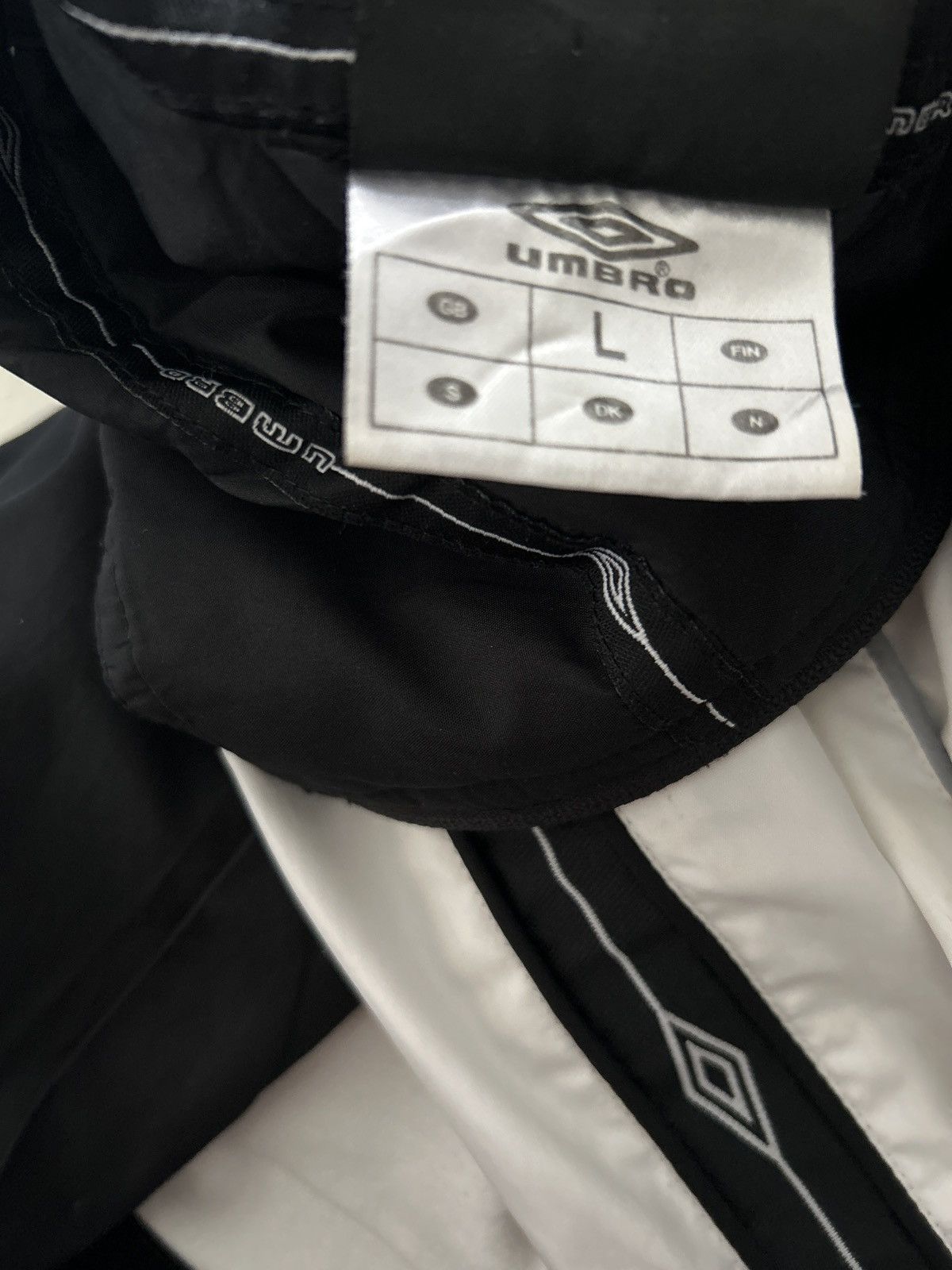 Umbro Rare Vintage Umbro Trackjacket Black/White 90s Y2K Size US L / EU 52-54 / 3 - 5 Thumbnail