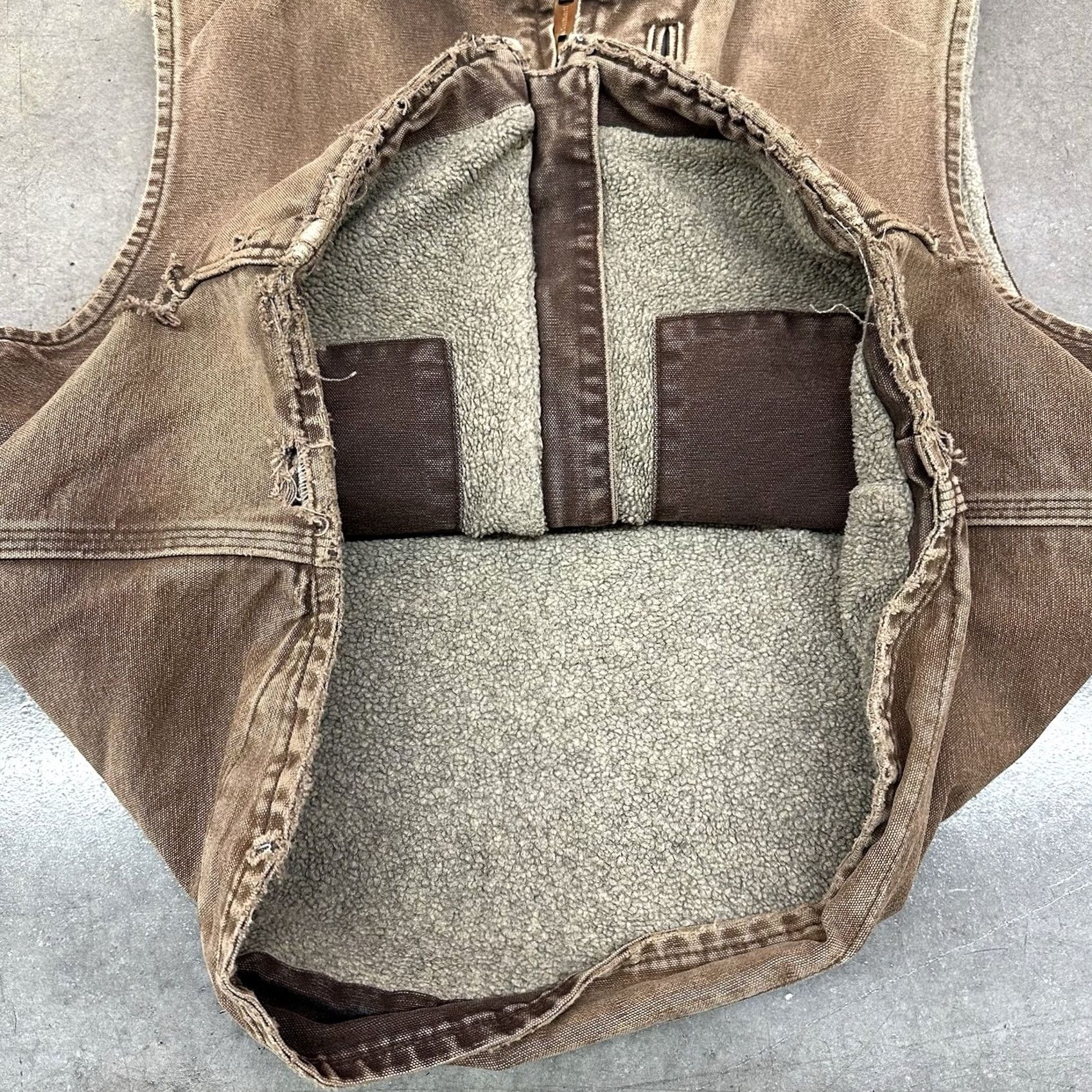 Carhartt VINTAGE Carhartt V33 DKB Sherpa Lined Vest Brown Thrashed Distressed Men’s XL Zip Up Size US XL / EU 56 / 4 - 4 Thumbnail