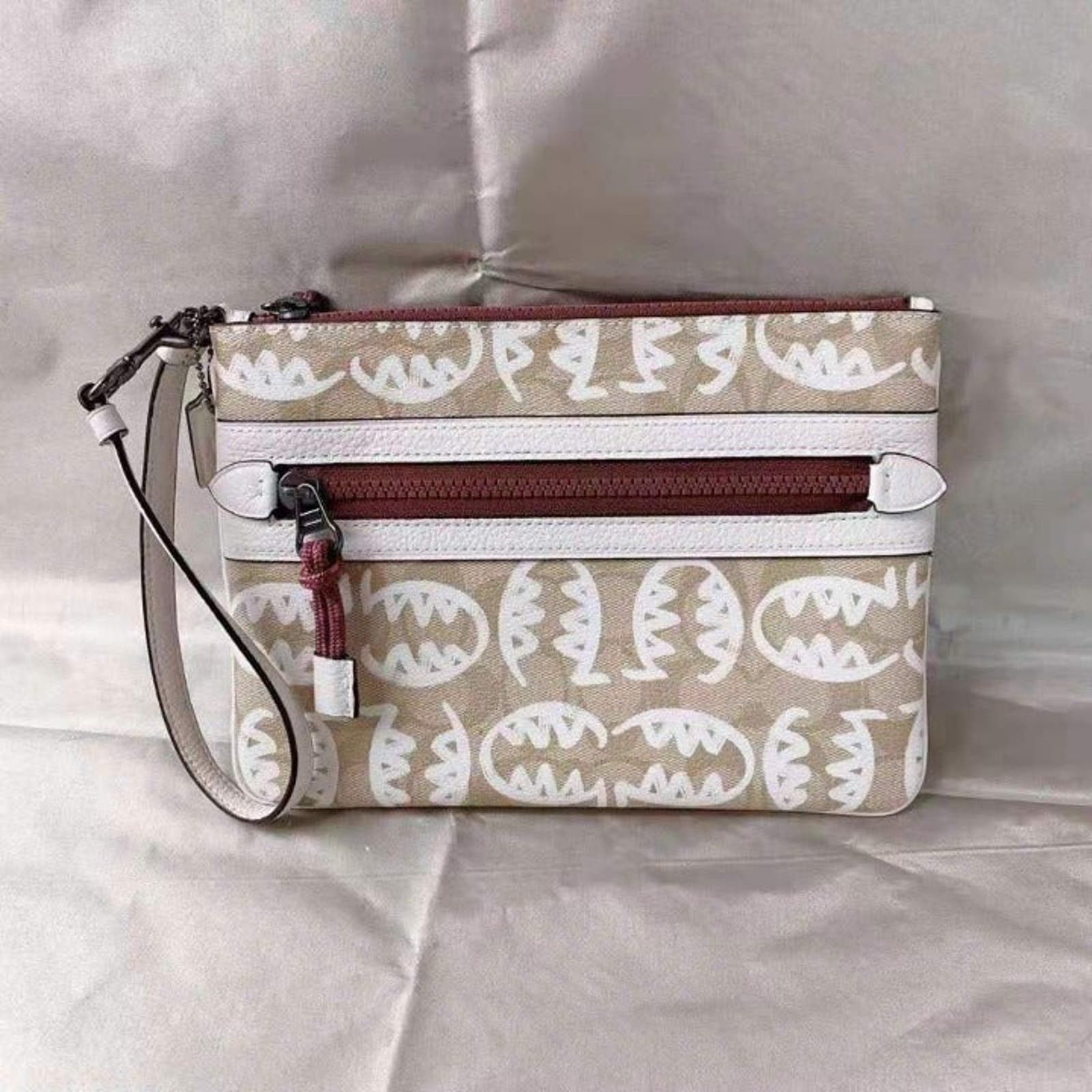 image of Coach 2656 Vale Gallery Pouch In Sig Light Khaki/chalk Multi in Cream, Women's