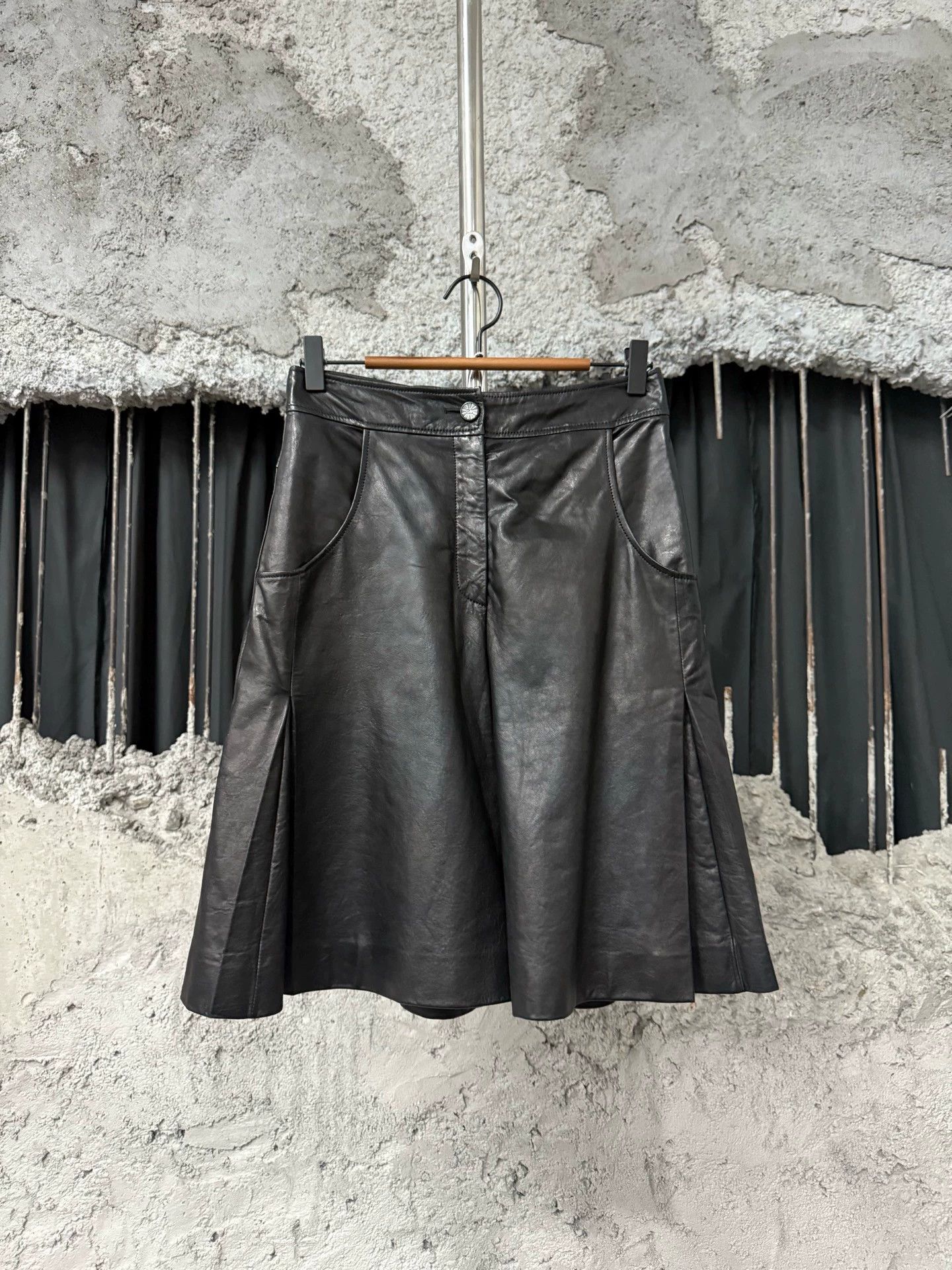 Chanel Chanel leather skort 38 women's new Size 27" / US 4 / IT 40 - 1 Thumbnail