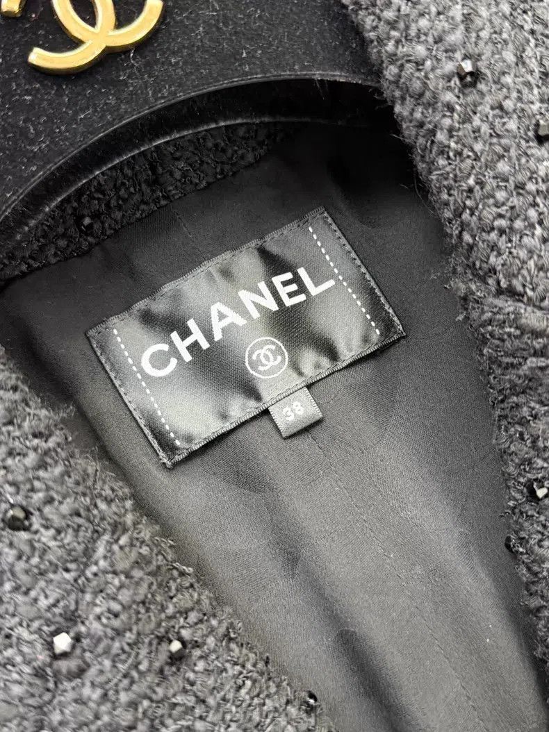 Chanel Chanel Studded single-breasted lapel tweed vest jacket Size XS / US 0-2 / IT 36-38 - 5 Thumbnail