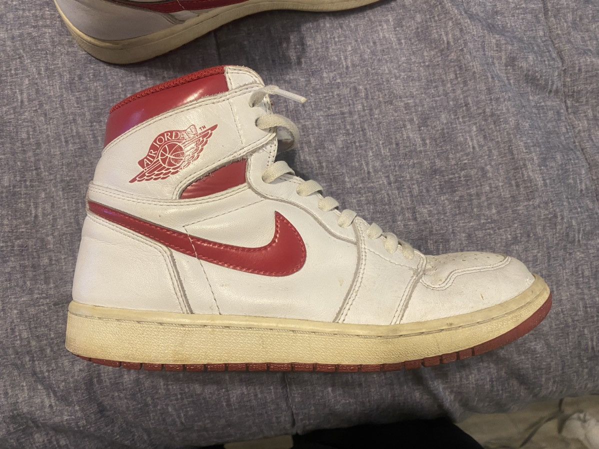 Jordan Brand × Nike Jordan 1 Metallic Red 2017 Size US 9.5 / EU 42-43 - 2 Thumbnail