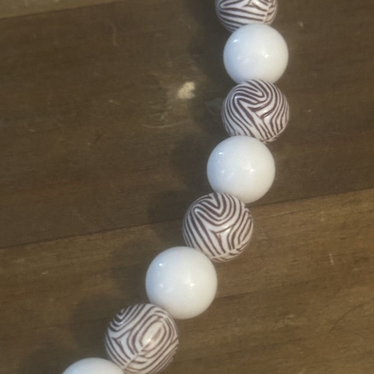 Vintage Vintage white and brown swirly bead necklace Size ONE SIZE - 3 Thumbnail
