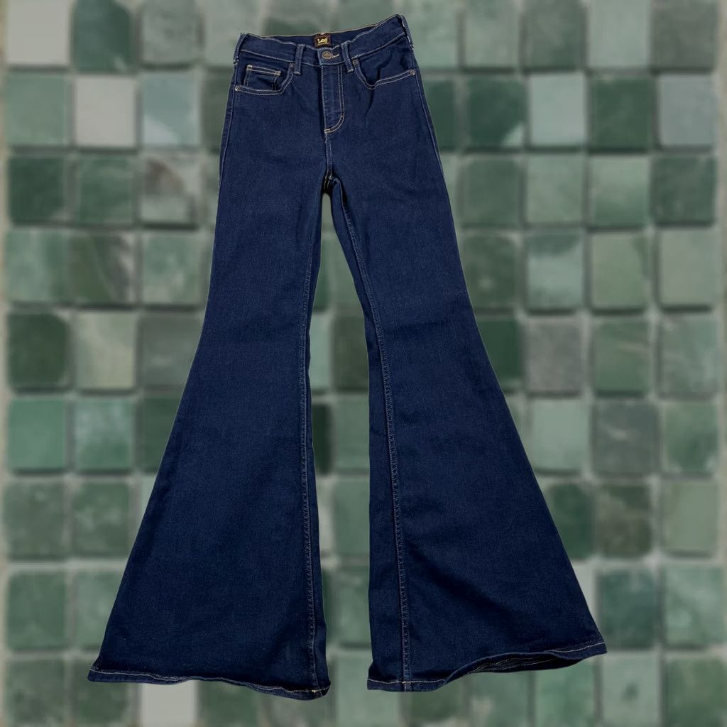 Wrangler VINTAGE? No — Wrangler ForeverFit Trumpet Flare Jeans Women Small 24x33 Medium Wash Size 28" / US 6 / IT 42 - 1 Thumbnail