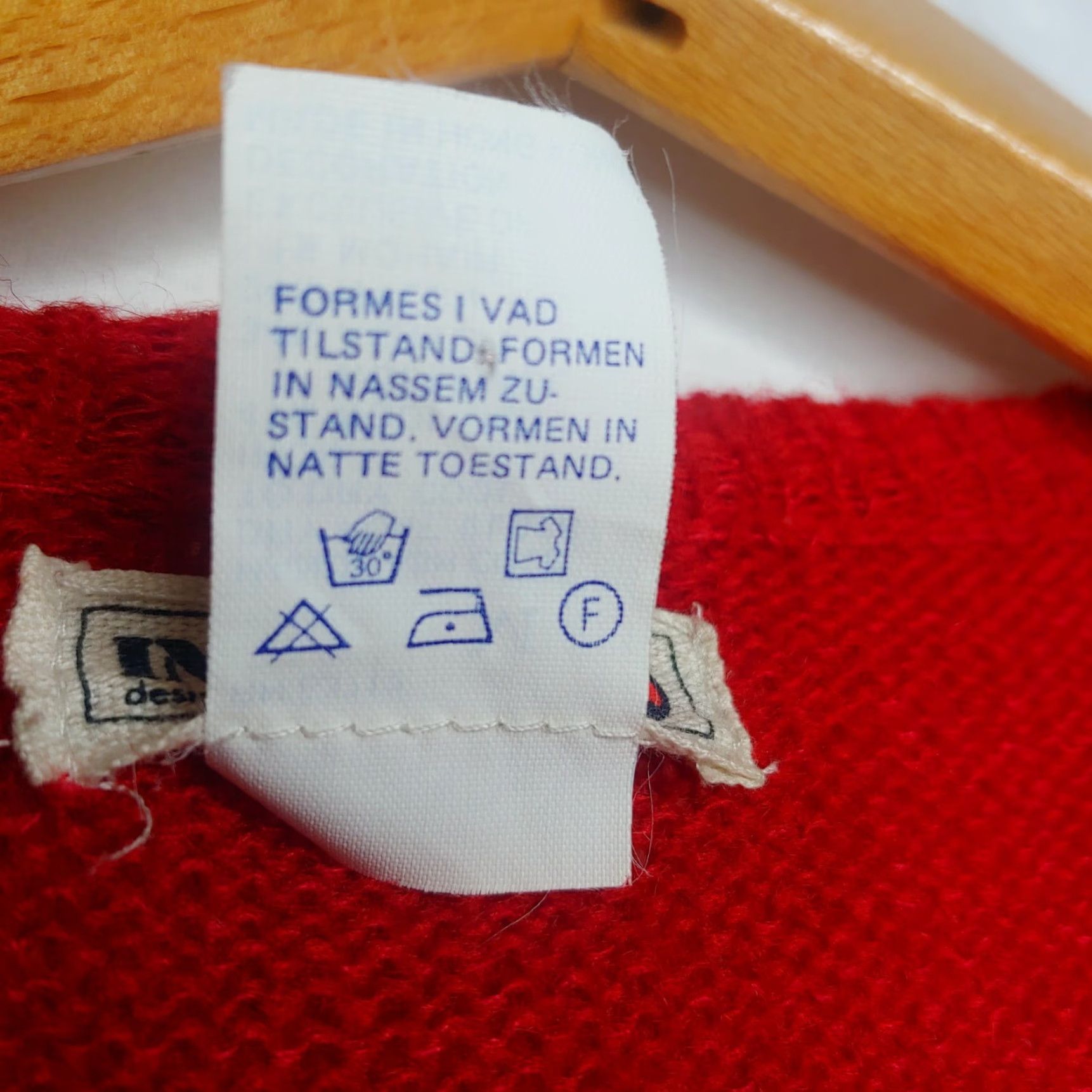 Vintage VINTAGE In Wear Kristen Leisner Sweater Medium Wool Blend Red Floral Button Nerd Women Size M / US 6-8 / IT 42-44 - 6 Thumbnail