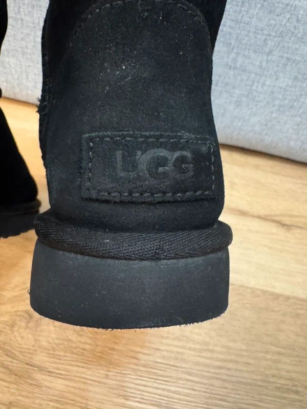 Ugg UGG Classic Short Ugg Rubber Logo Black Winter Boots size 39 Size US 8 / IT 38 - 9 Thumbnail