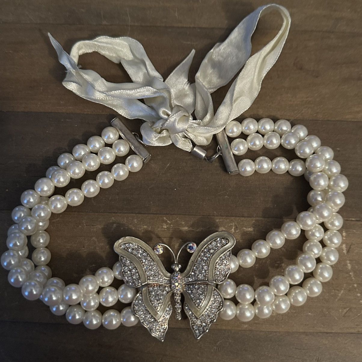 Vintage Vintage triple strand pearl rhinestone butterfly necklace Size ONE SIZE - 2 Thumbnail