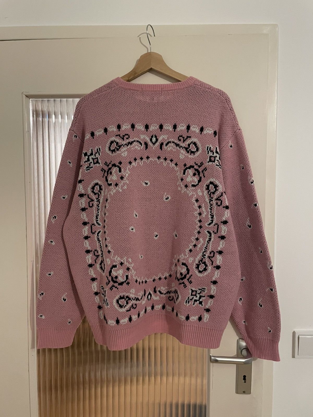 Supreme Supreme pink bandanna sweater Size US XL / EU 56 / 4 - 4 Thumbnail