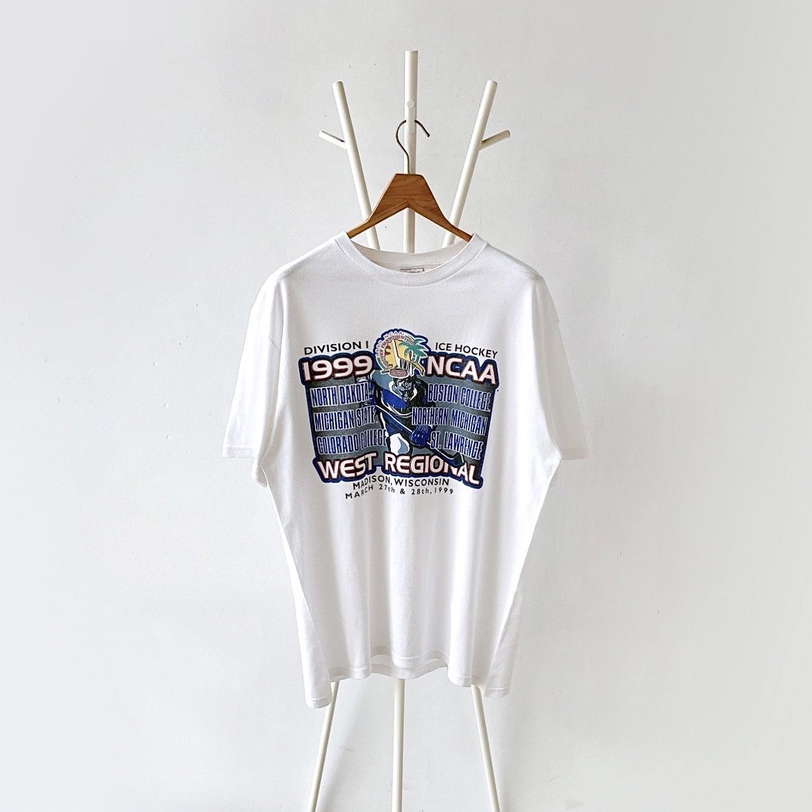 Vintage 90s NCAA Ice Hockey West Regional t-shirt/ XL Size US XL / EU 56 / 4 - 1 Thumbnail