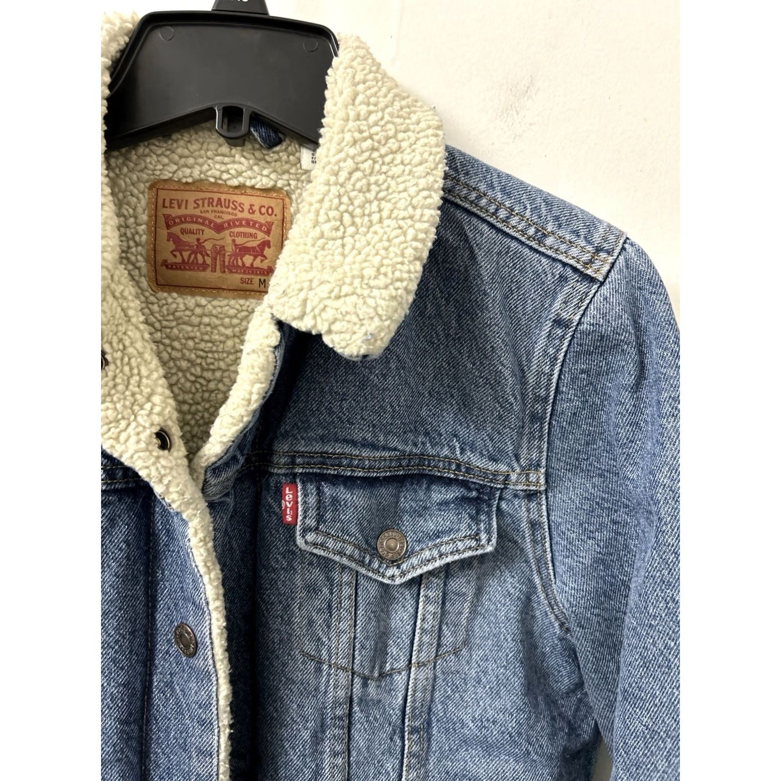 Levi's Levi's Trucker Jacket Womens Medium Blue Sherpa Lined Denim Pockets Button Front 90s Classic Fashion Winter Fall Spring Jacket Size M / US 6-8 / IT 42-44 - 4 Thumbnail
