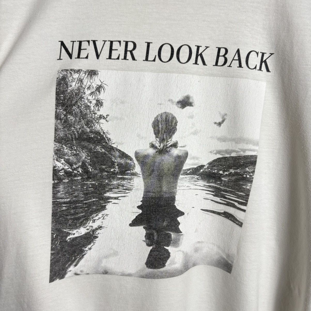 Vintage Vintage Never Look Back Photo Graphic T-Shirt / Y2K Size US M / EU 48-50 / 2 - 2 Thumbnail