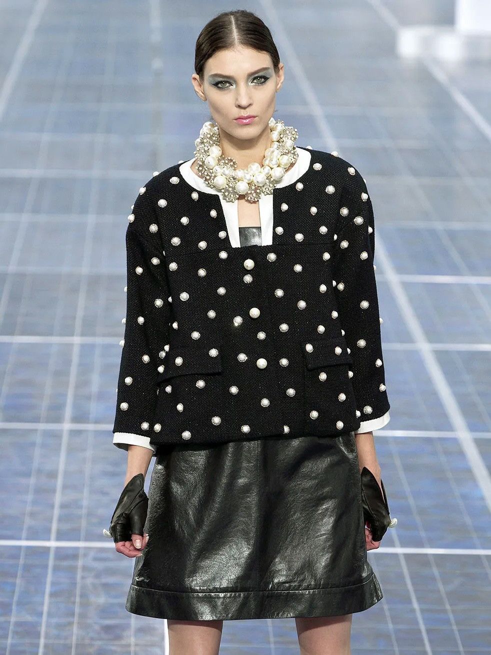 Chanel S/S 13 Pearl Embellished Tweed Jacket Size XS / US 0-2 / IT 36-38 - 1 Thumbnail