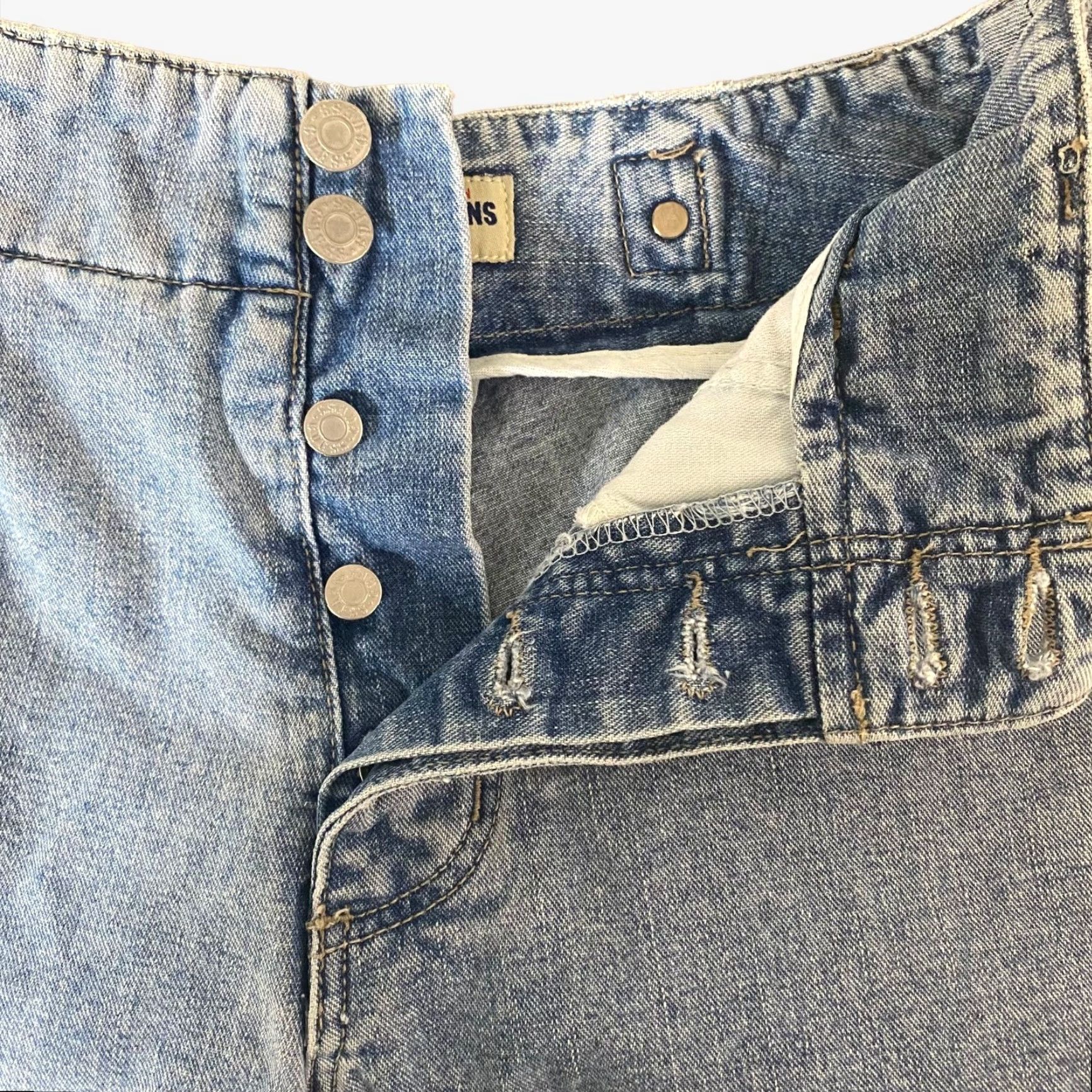 Guess VINTAGE GUESS 90s High-Waisted Jean Shorts Womens Size 30 Light Wash Button Fly Denim USA Size 30" / US 8 / IT 44 - 6 Thumbnail