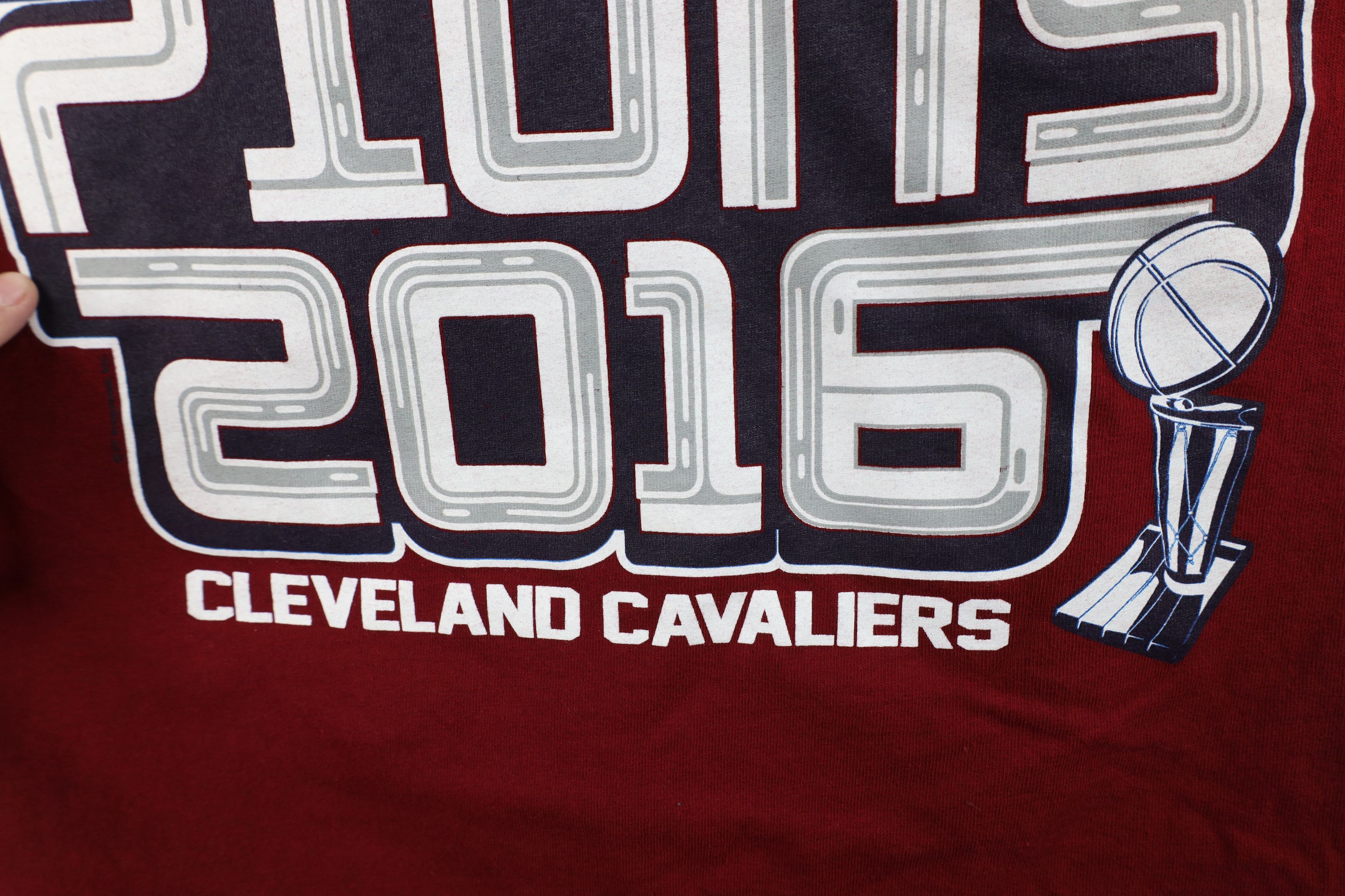 Vintage Vintage Y2K Cleveland Cavaliers Basketball T-Shirt Red Size US XL / EU 56 / 4 - 7 Thumbnail