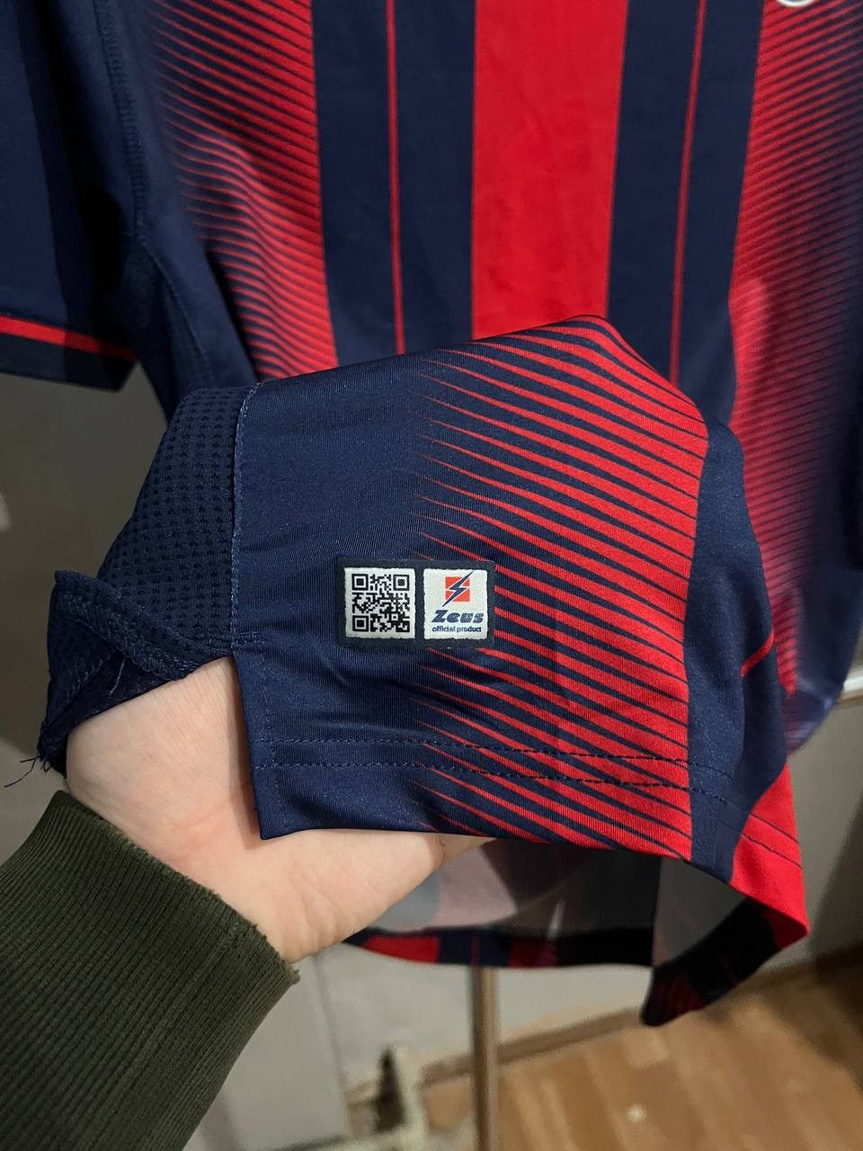 Sports Specialties 2018/19 CROTONE FC HOME SOCCER JERSEY FOOTBALL SHIRT ZEUS L Size US L / EU 52-54 / 3 - 11 Thumbnail