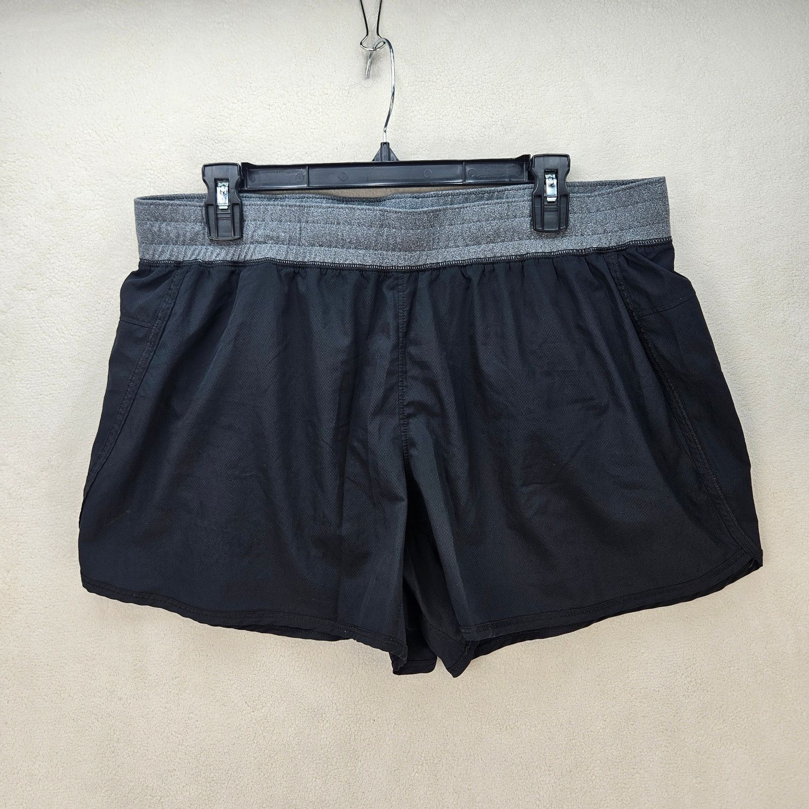 Columbia COLUMBIA WOMEN'S XL BLACK GRAY OUTDOOR RUNNING SHORTS Size 33" - 1 Thumbnail