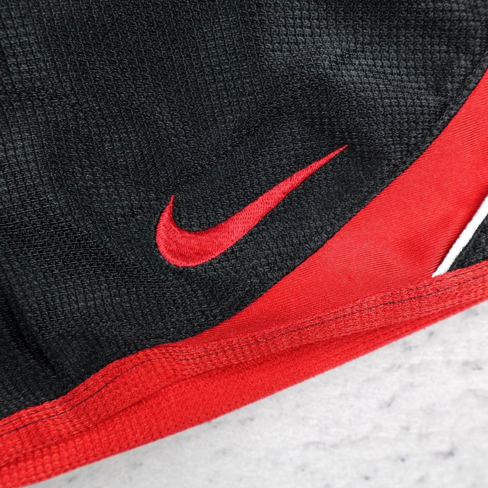 Nike VINTAGE Nike Shorts Mens Medium Black Red Basketball Gym Swoosh Y2K Size US 31 - 2 Thumbnail