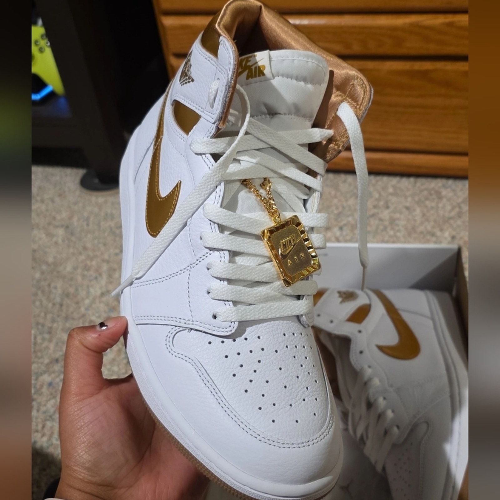 Nike Nike Air Jordan 1 Retro High OG Metallic Gold Size 11.5 Size US 11.5 / IT 41.5 - 2 Thumbnail