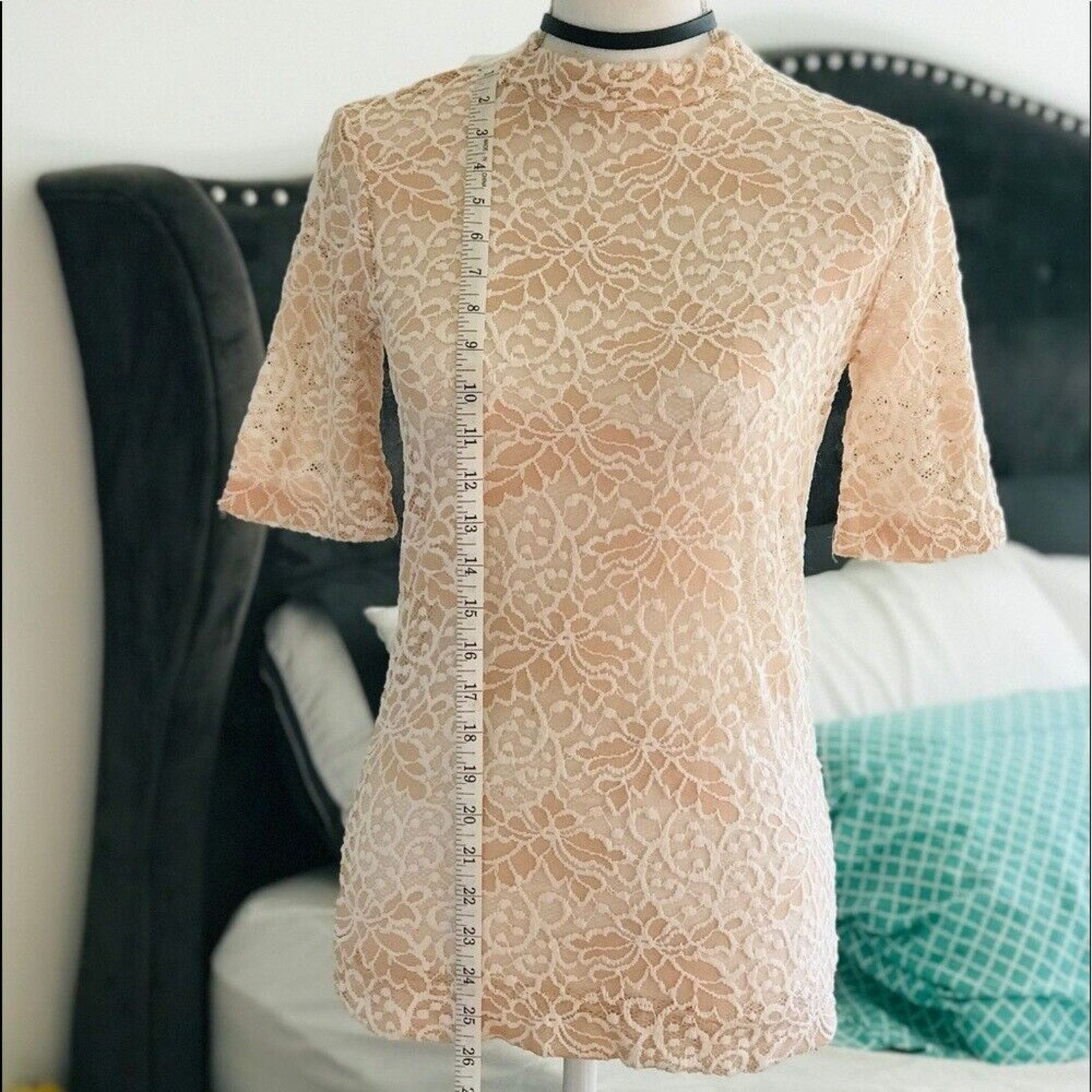 Forever 21 Mock Neck Bell Short Sleeve Blouse Sheer Floral Lace Design Size M / US 6-8 / IT 42-44 - 3 Thumbnail
