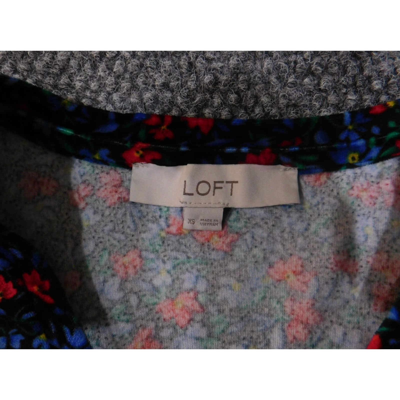 Loft VINTAGE? No. LOFT Blouse Shirt Womens XS Black Floral V-Neck Short Sleeve Curved Hem Jersey Lightweight Stretch Size XS / US 0-2 / IT 36-38 - 4 Thumbnail