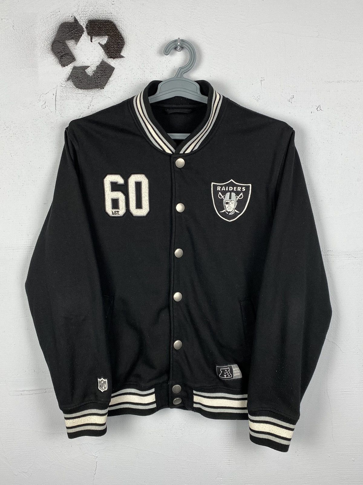 Pre-owned Oakland Raiders X Oldvarsitystadium Vtgnfl Oakland Raiders Varsity Jacket Bomber In Black