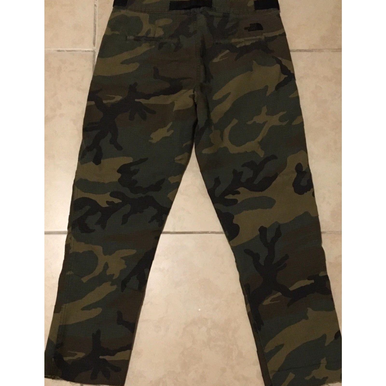The North Face VINTAGE The North Face Camo Cut Off Belted Pants S Men Green 90s Army Grunge Skate Military Pockets Closure Buckle Size US 29 - 2 Thumbnail