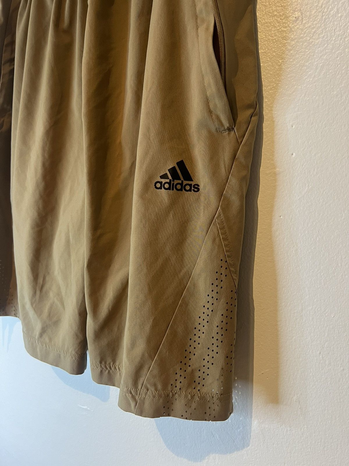 Adidas Adidas Men Size M Axis 22 Woven Shorts Pockets Tan Beige Size US 36 / EU 52 - 2 Thumbnail