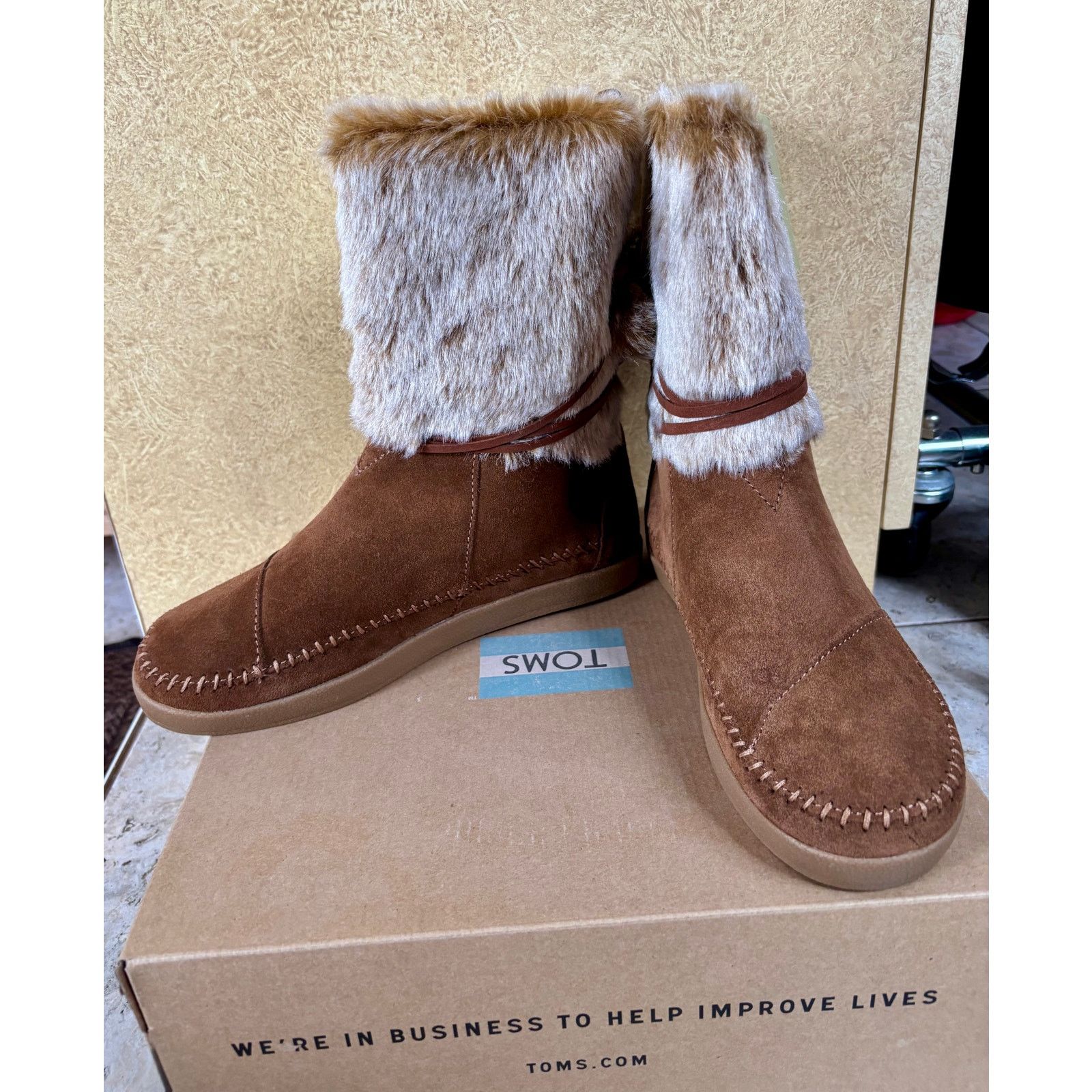 Toms NIB Toms Nepal Women's Rawhide Suede Boots Faux Hair Fur Size US 8.5 / IT 38.5 - 2 Thumbnail