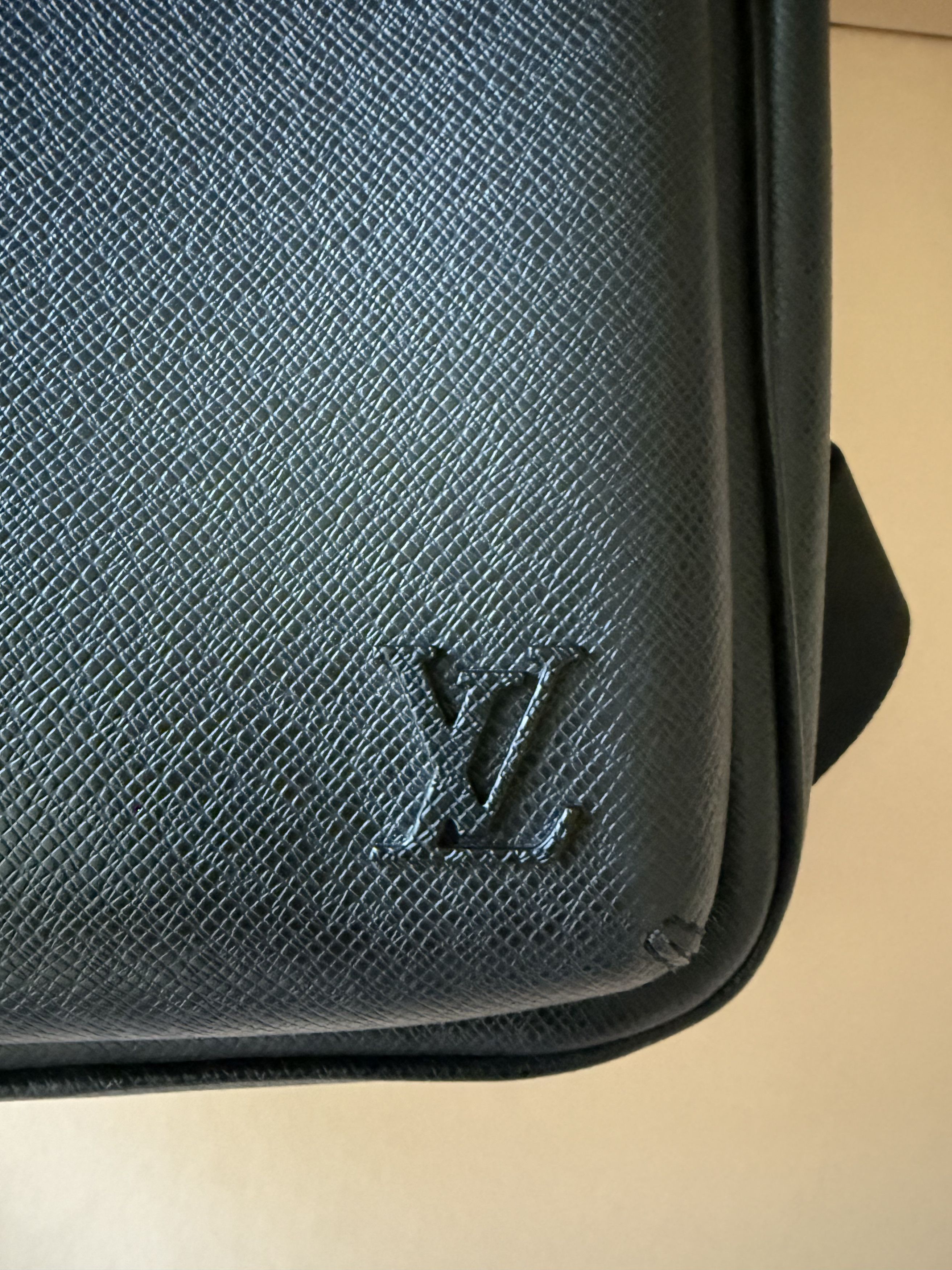 Louis Vuitton Avenue Slingbag Taiga Leather Size ONE SIZE - 9 Thumbnail