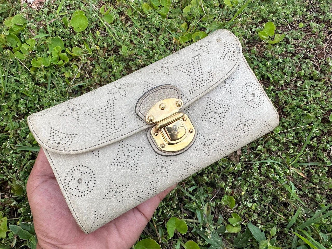 Louis Vuitton Authentic Louis Vuitton Monogram Mahina Amelia Wallet Size ONE SIZE - 1 Thumbnail