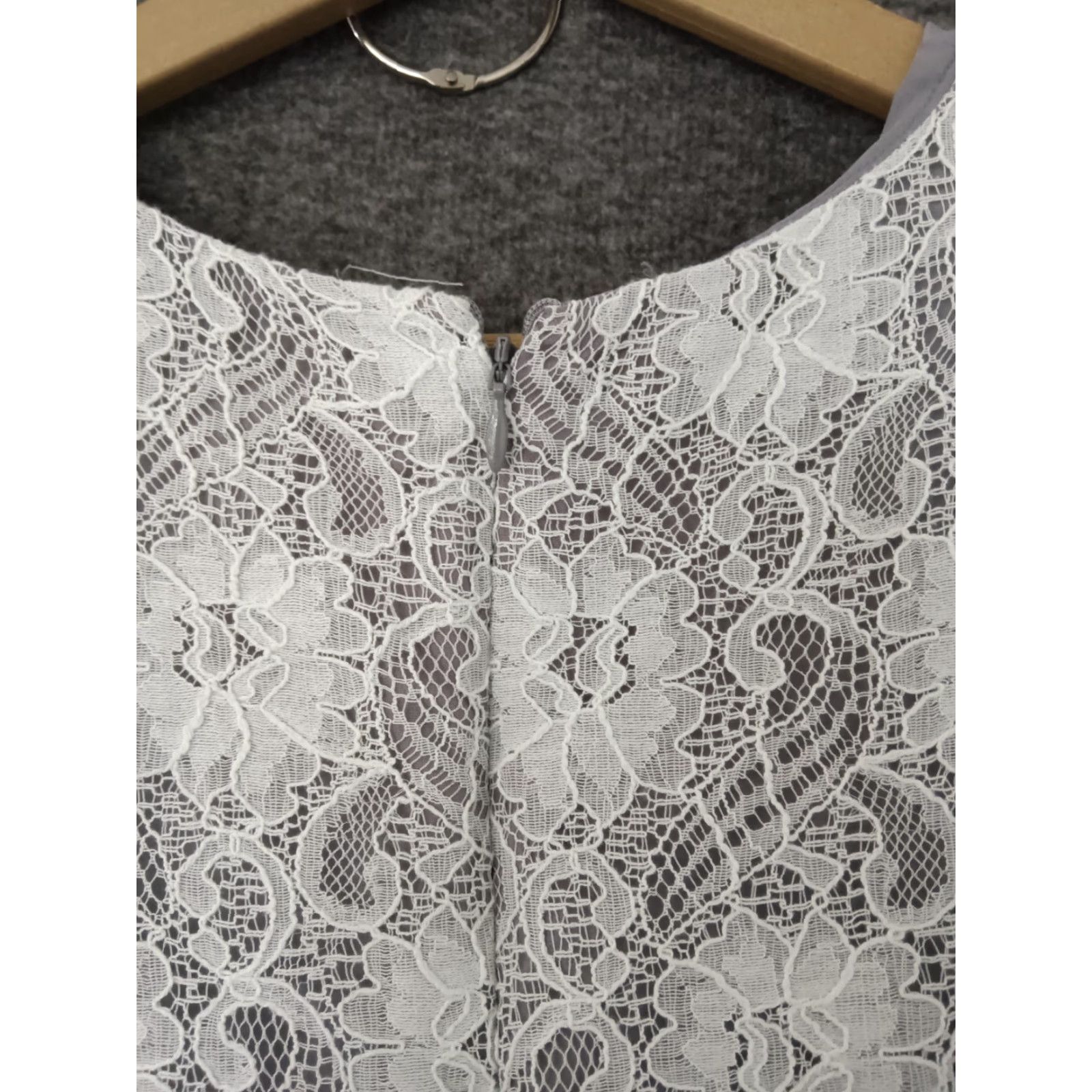Banana Republic VINTAGE Banana Republic Lace Sheath Sleeveless Women's Round Neck Dress 10 White Midi Floral Lace Zip Lined Party Wedding Spring Summer Adult Womens Size L / US 10 / IT 46 - 7 Thumbnail