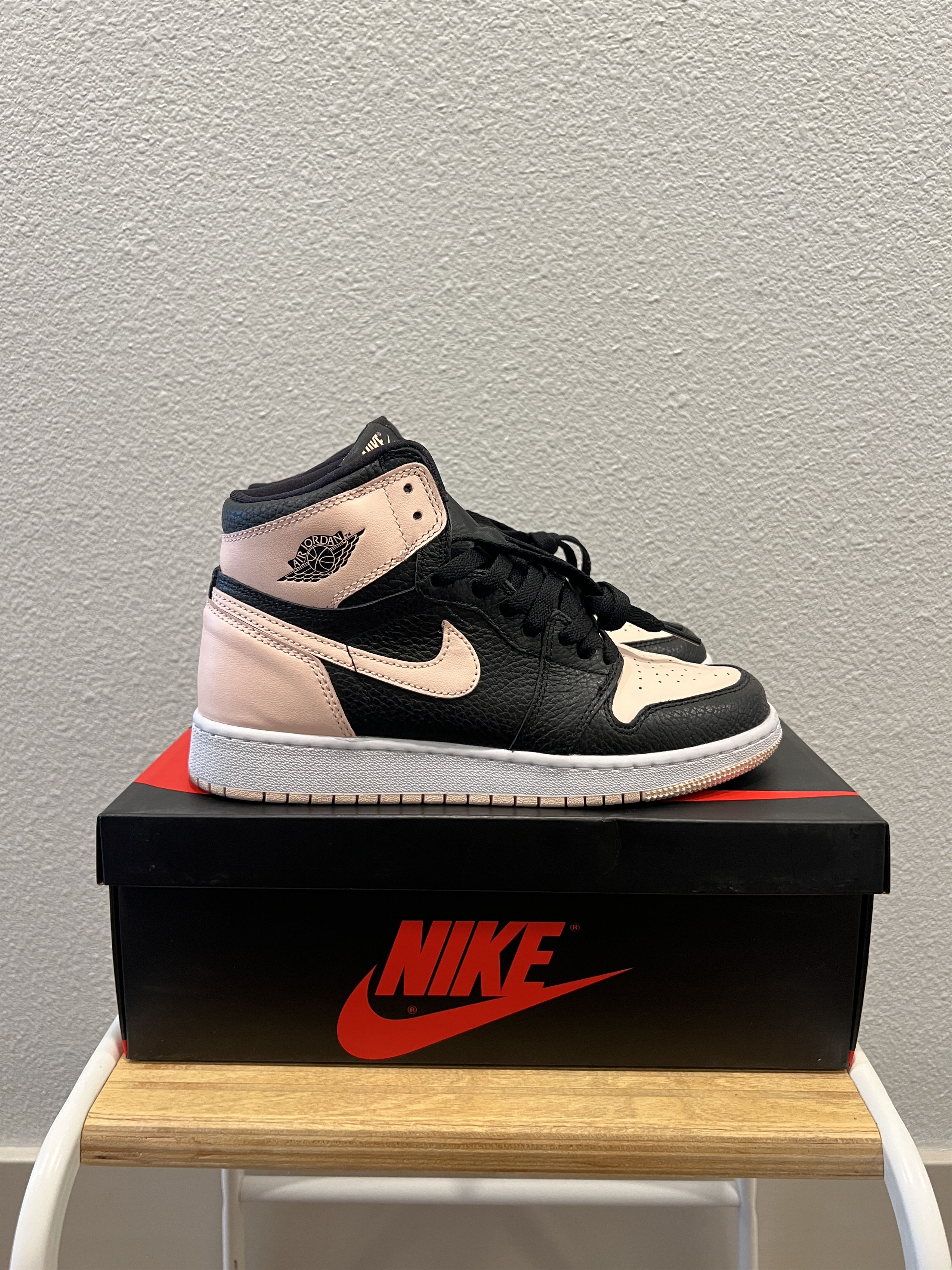 Jordan Brand Retro Air Jordan 1 "Crimson" Size US 6 / EU 39 - 1 Thumbnail
